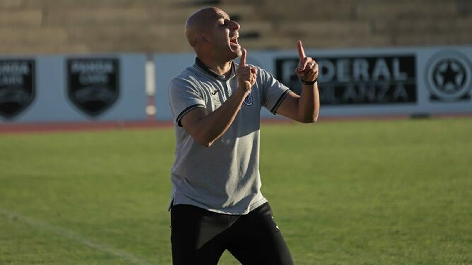 Nafti da instrucciones durante un partido en La Línea