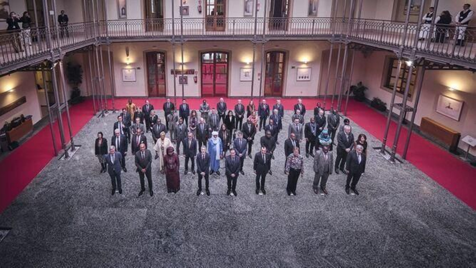 Los ministros de los estados miembro del Proceso de Rabat, posan en el interior del Palacio de Congresos de Cádiz