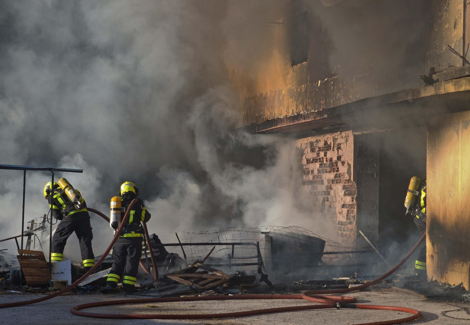 Fotos del incendio de la edificio abandonado en la avenida Gesto por la Paz de Algeciras