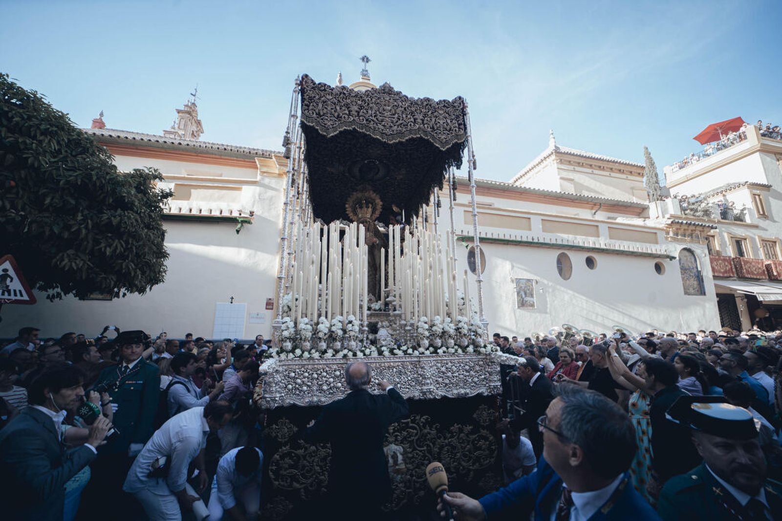 Alejandro Ollero ante el palio de la Amargura