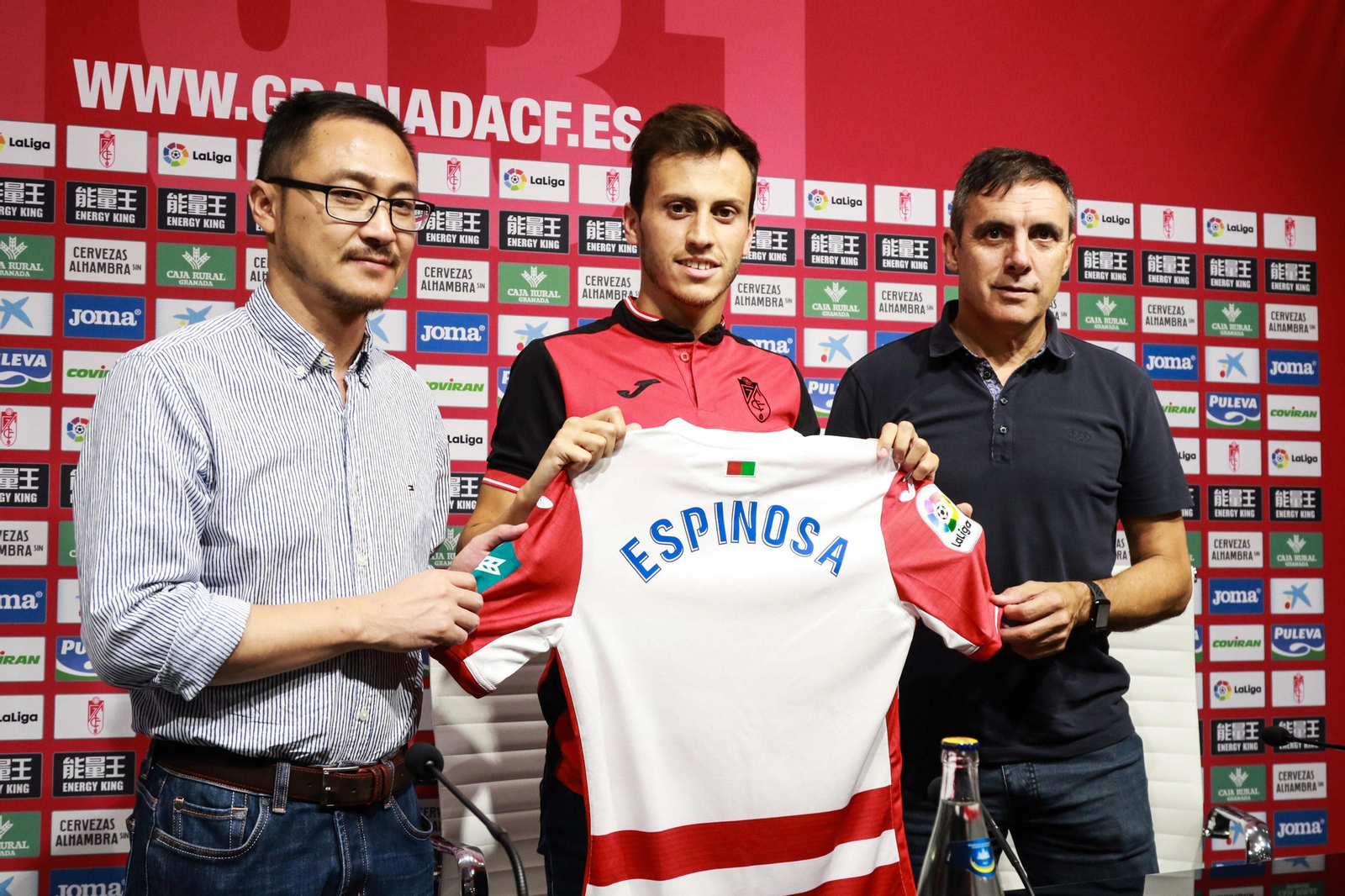 Javi Espinosa posa con su nueva camiseta acompañado por Kangning Wang (i) y por Manolo Salvador (d).
