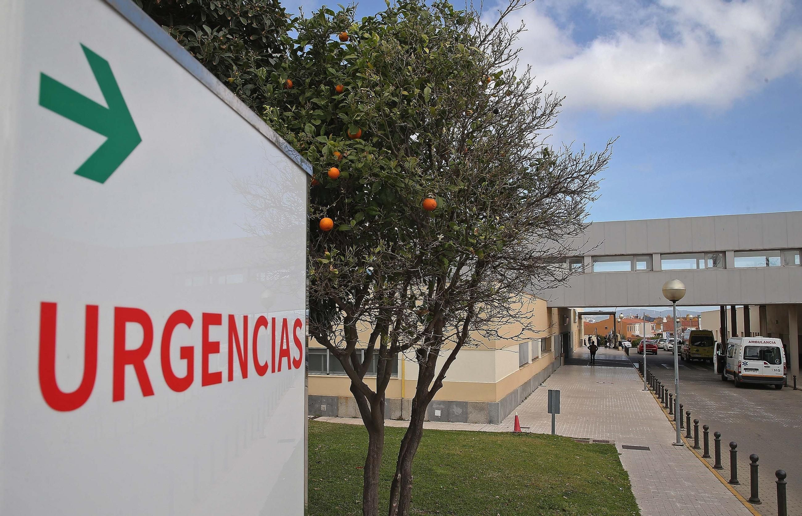 Ambulancias en la zona de Urgencias del hospital Punta de Europa de Algeciras.