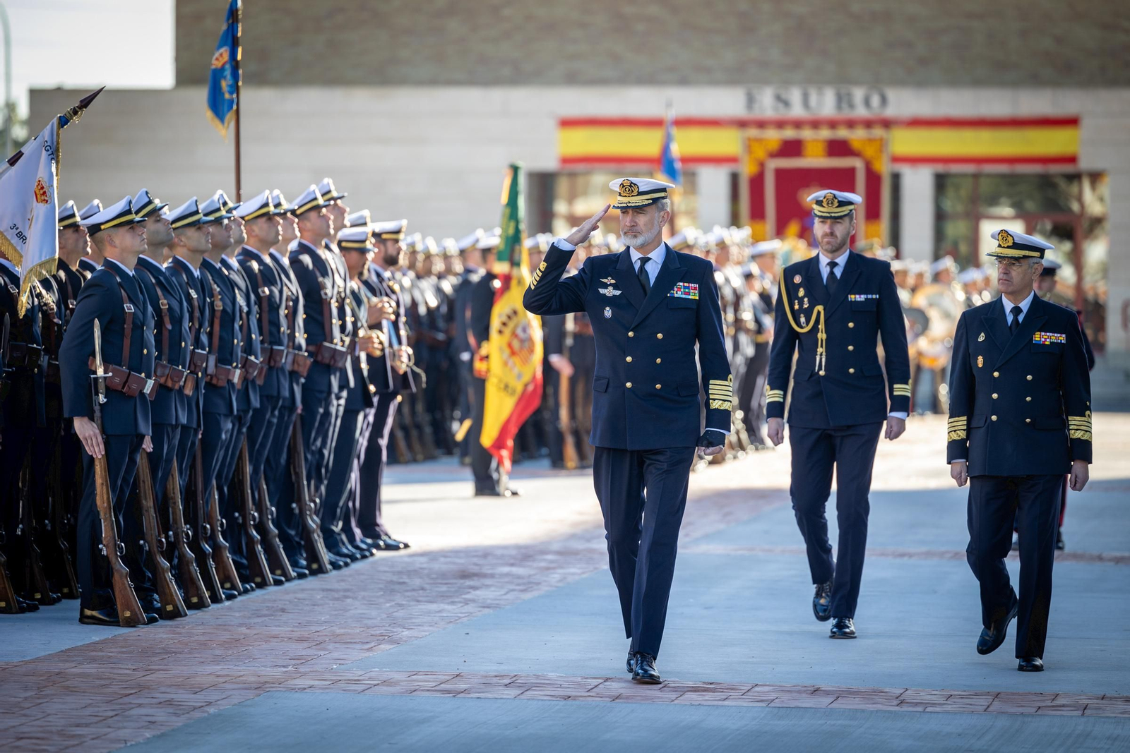 Las imágenes de la visita del Rey Felipe VI a la Escuela de Suboficiales de la Armada en San Fernando