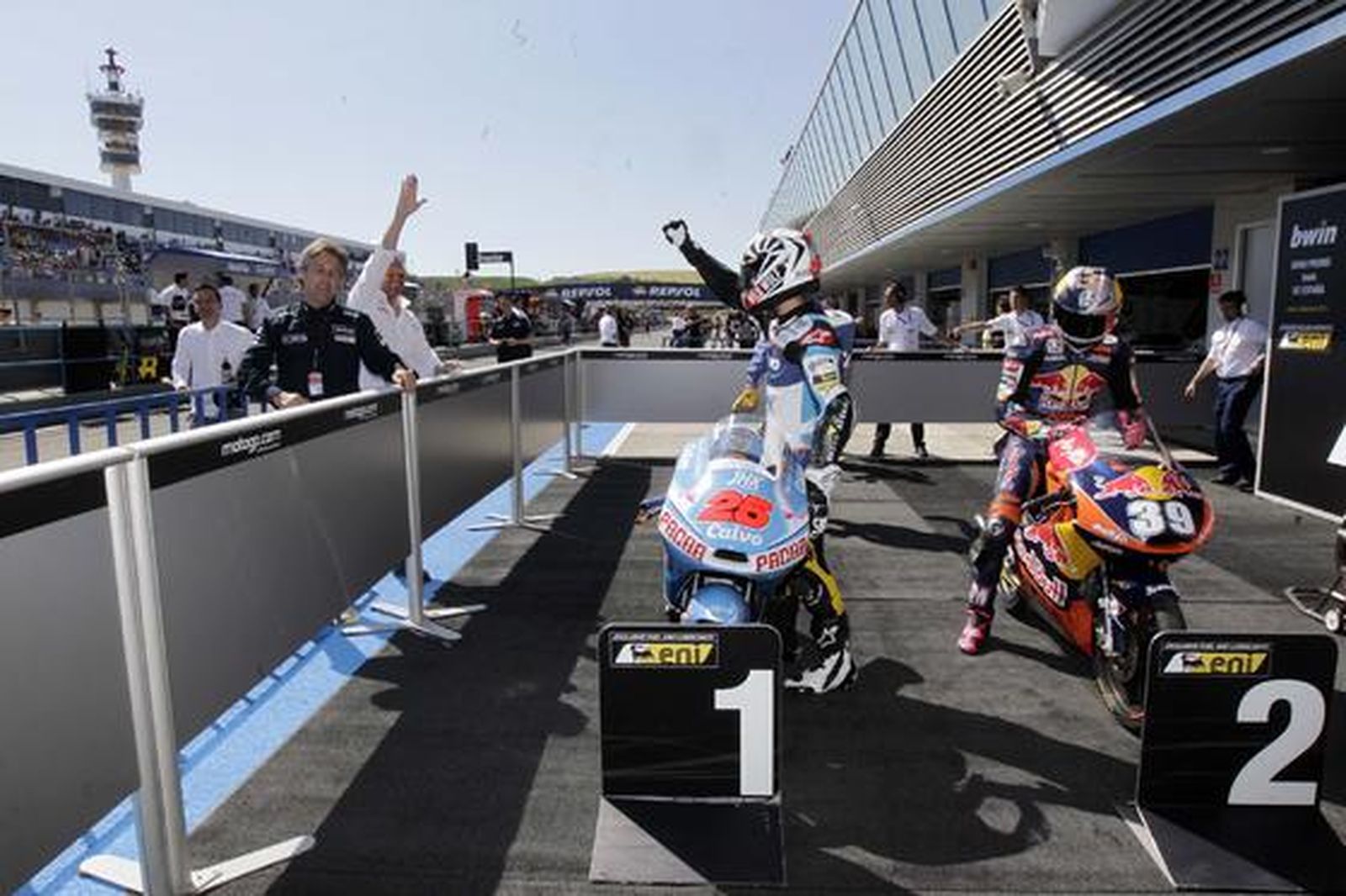 El piloto del Calvo Team Maverick Viñales saluda al llegar al parque cerrado del ‘pit lane’ una vez acabada la carrera.

Foto: Manuel Aranda