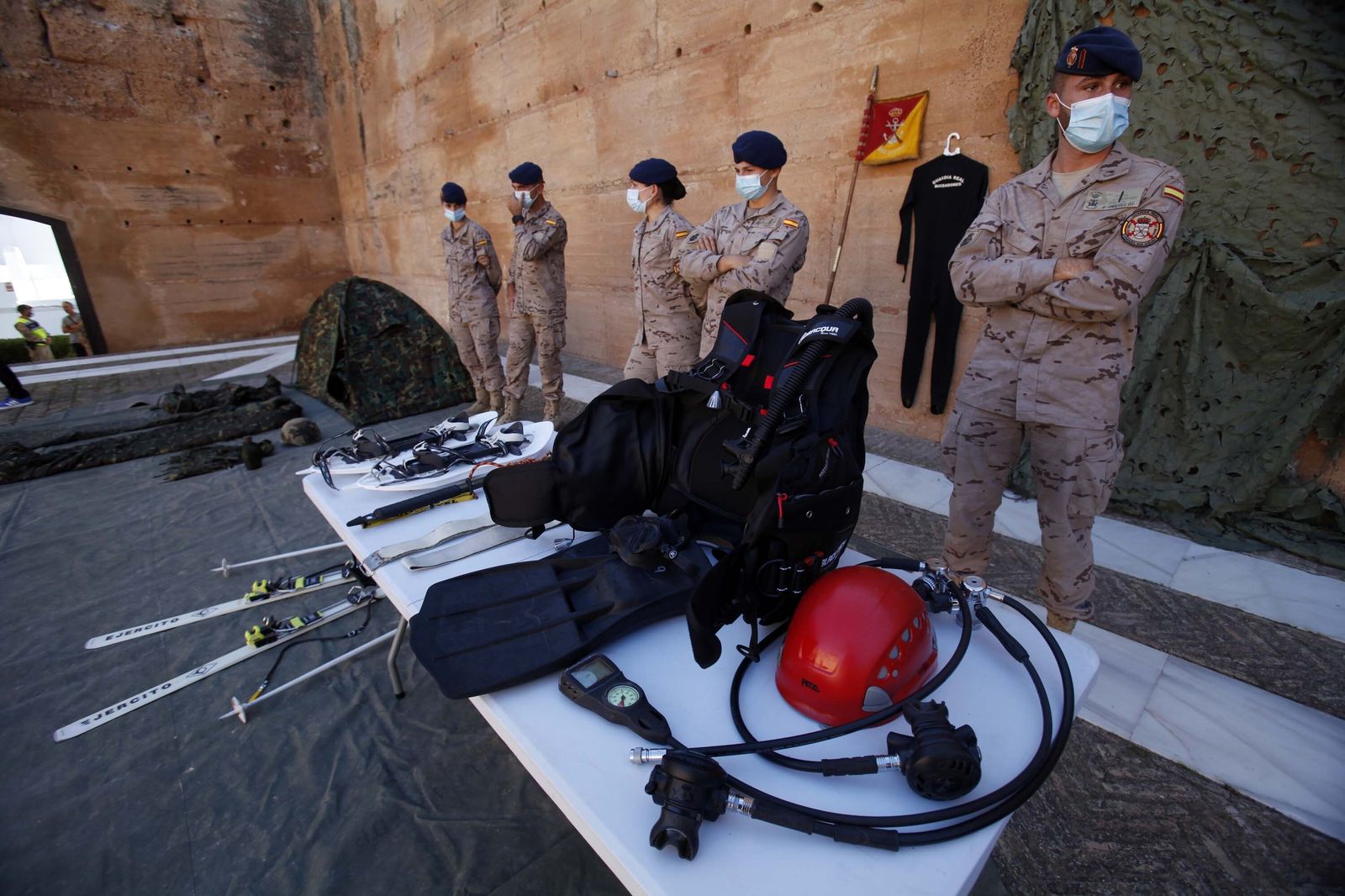 La Guardia Real se despliega por lugares emblemáticos de la provincia de Huelva.