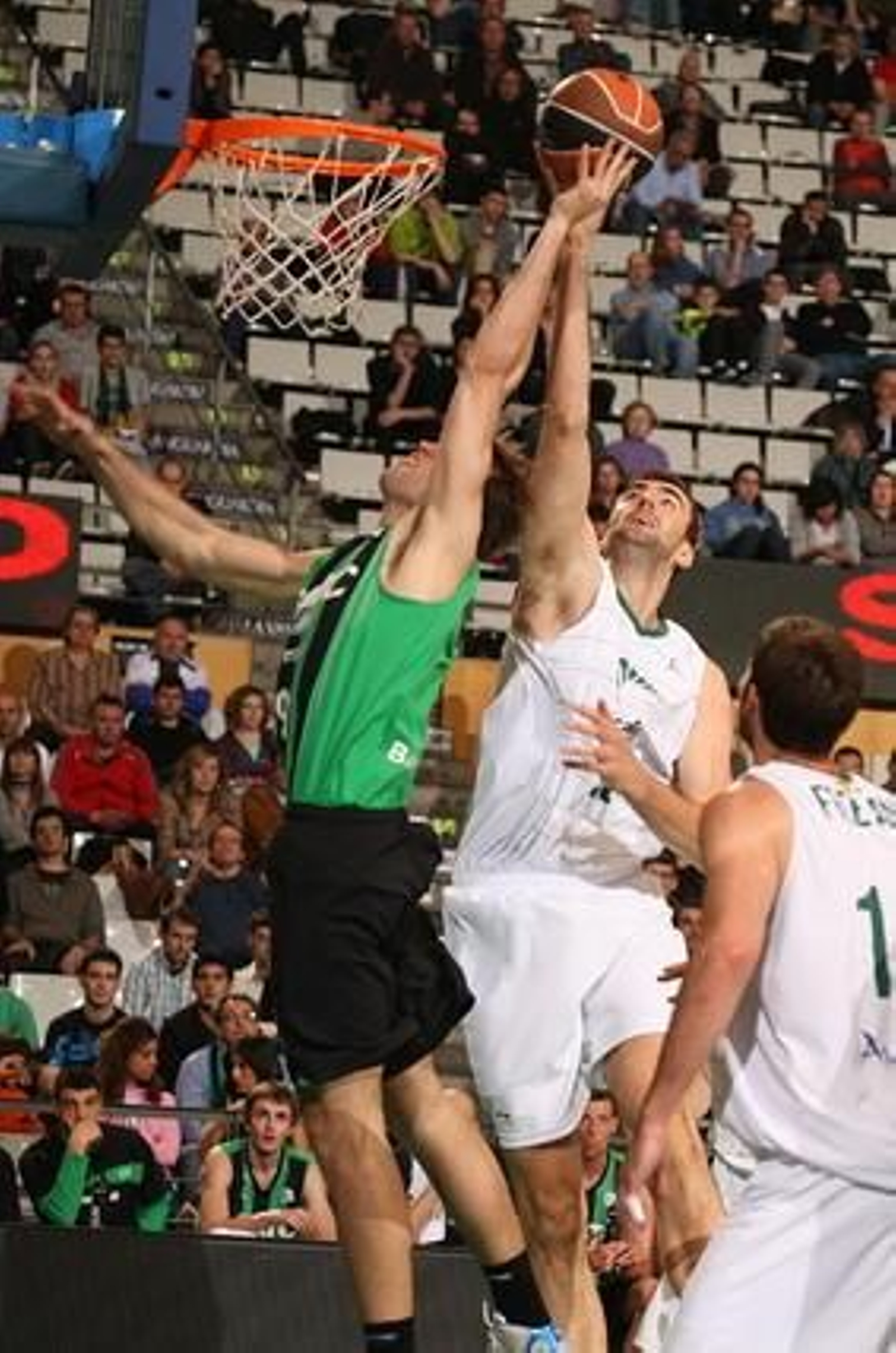 Encuentro entre el Joventut-Unicaja 

Foto: EFE / ACB