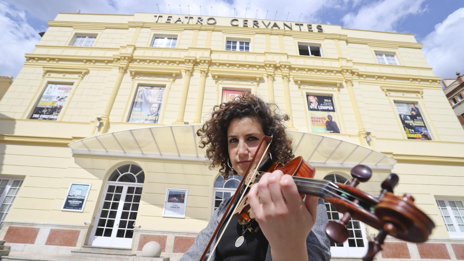 La intérprete delante del Teatro Cervantes.