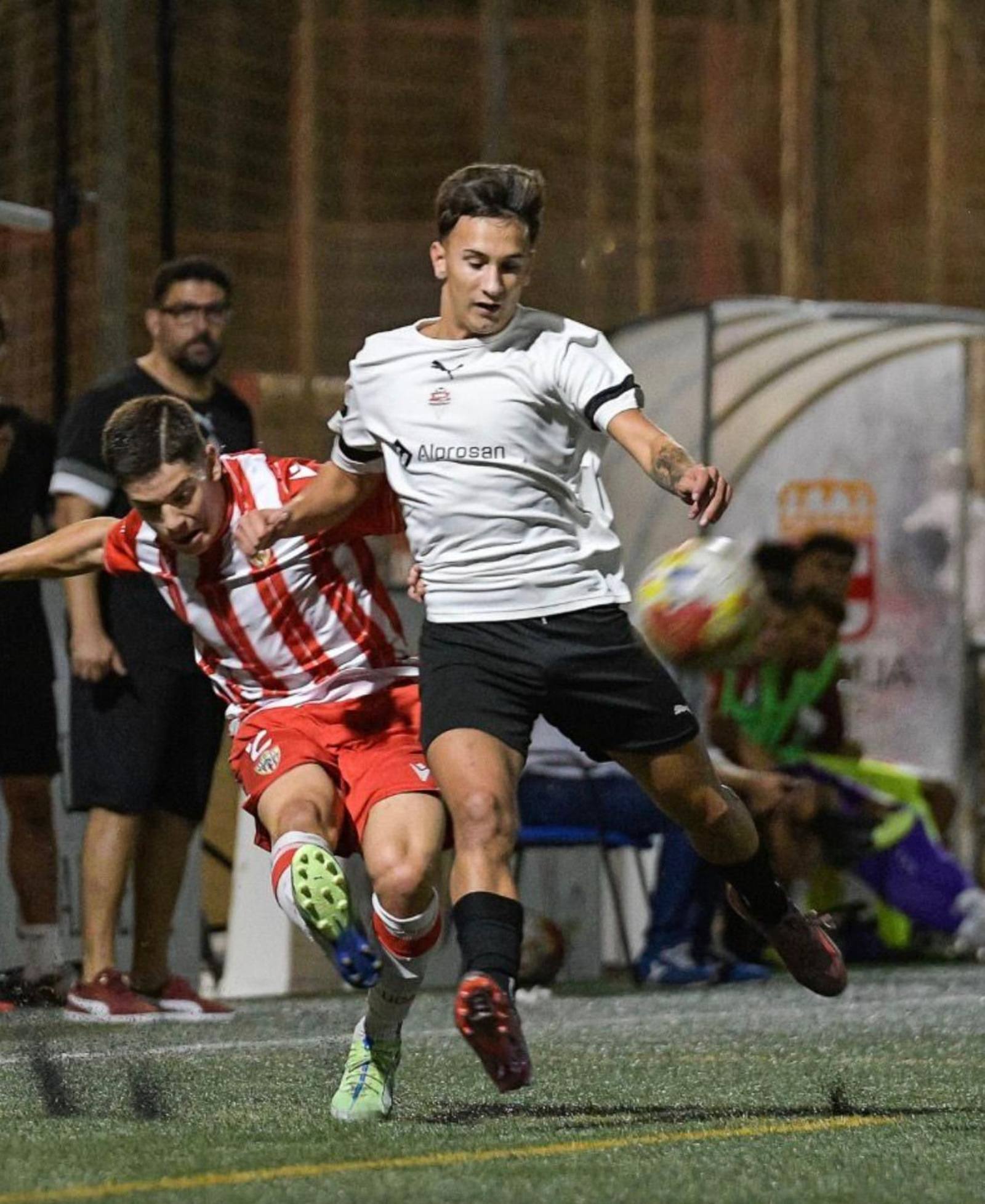 Una acción del derbi disputado semanas atrás frente al Almería juvenil con el segundo entrenador cañero al fondo observando una jugada.