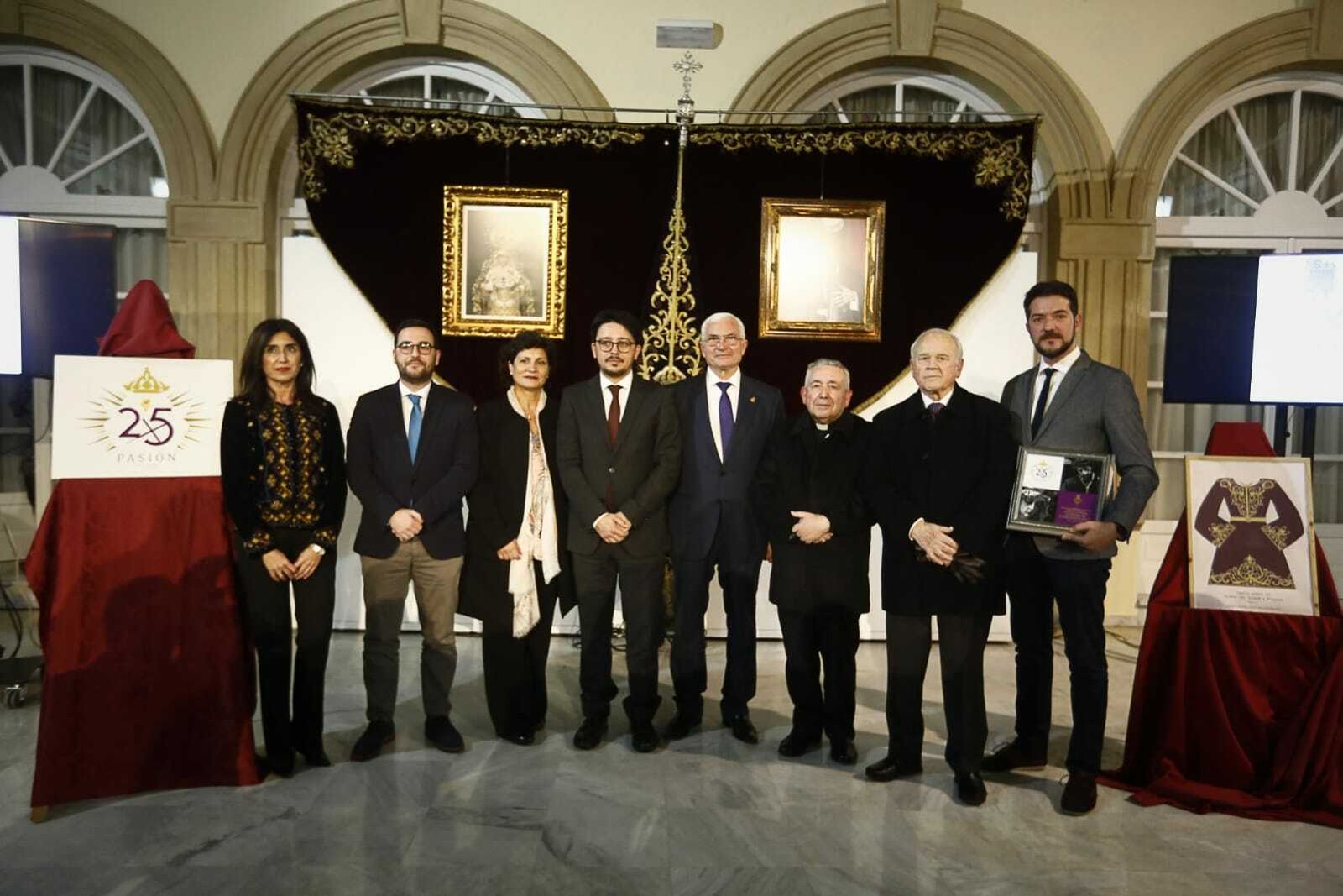 La Hermandad de Pasión inicia su XXV Aniversario con una exposición de enseres.