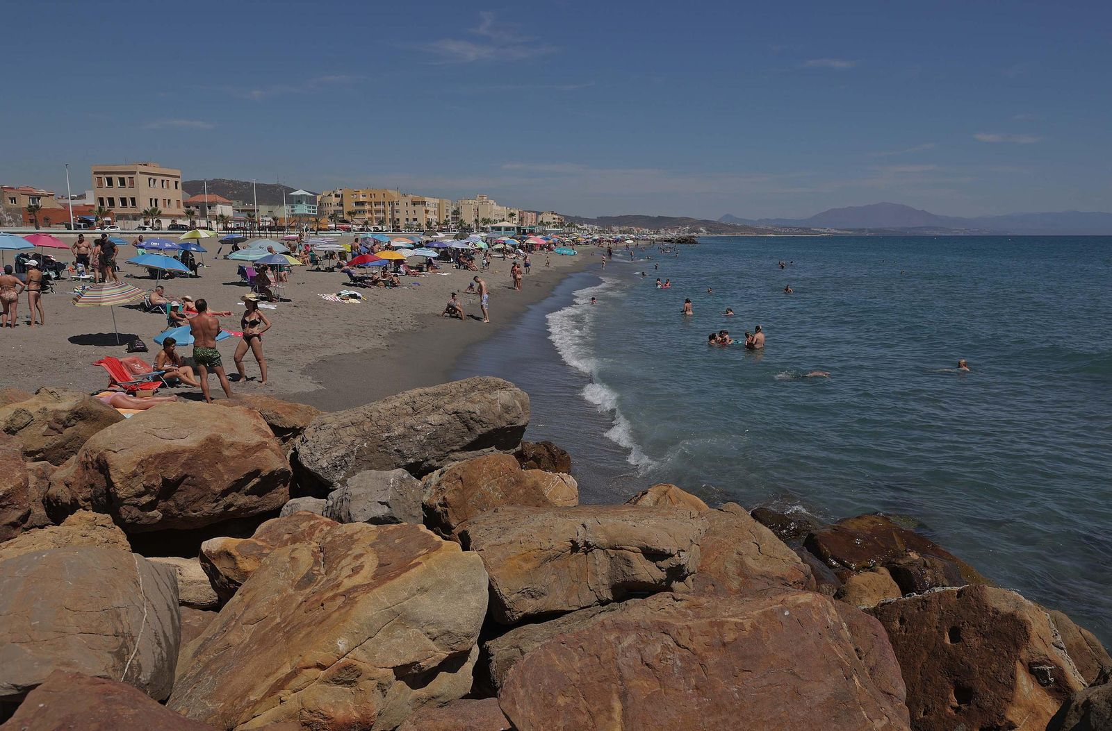 Fotos del domingo en la playa de Levante de La Línea