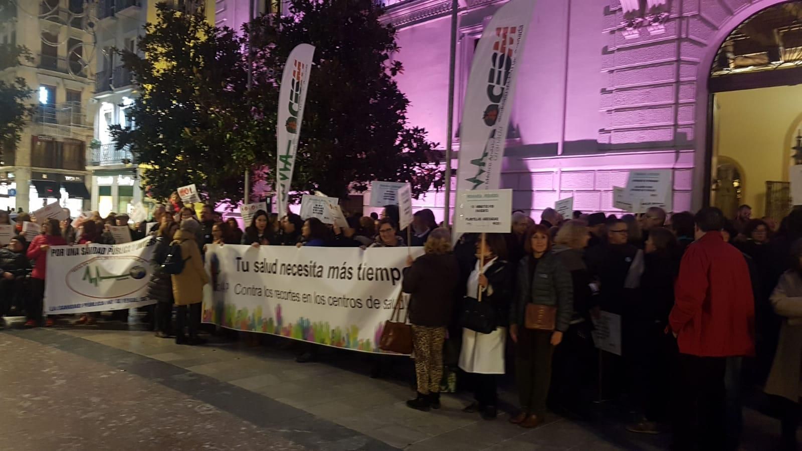 Imagen de la concentración de esta tarde en la plaza del Ayuntamiento como acción previa a la jornada de huelga.