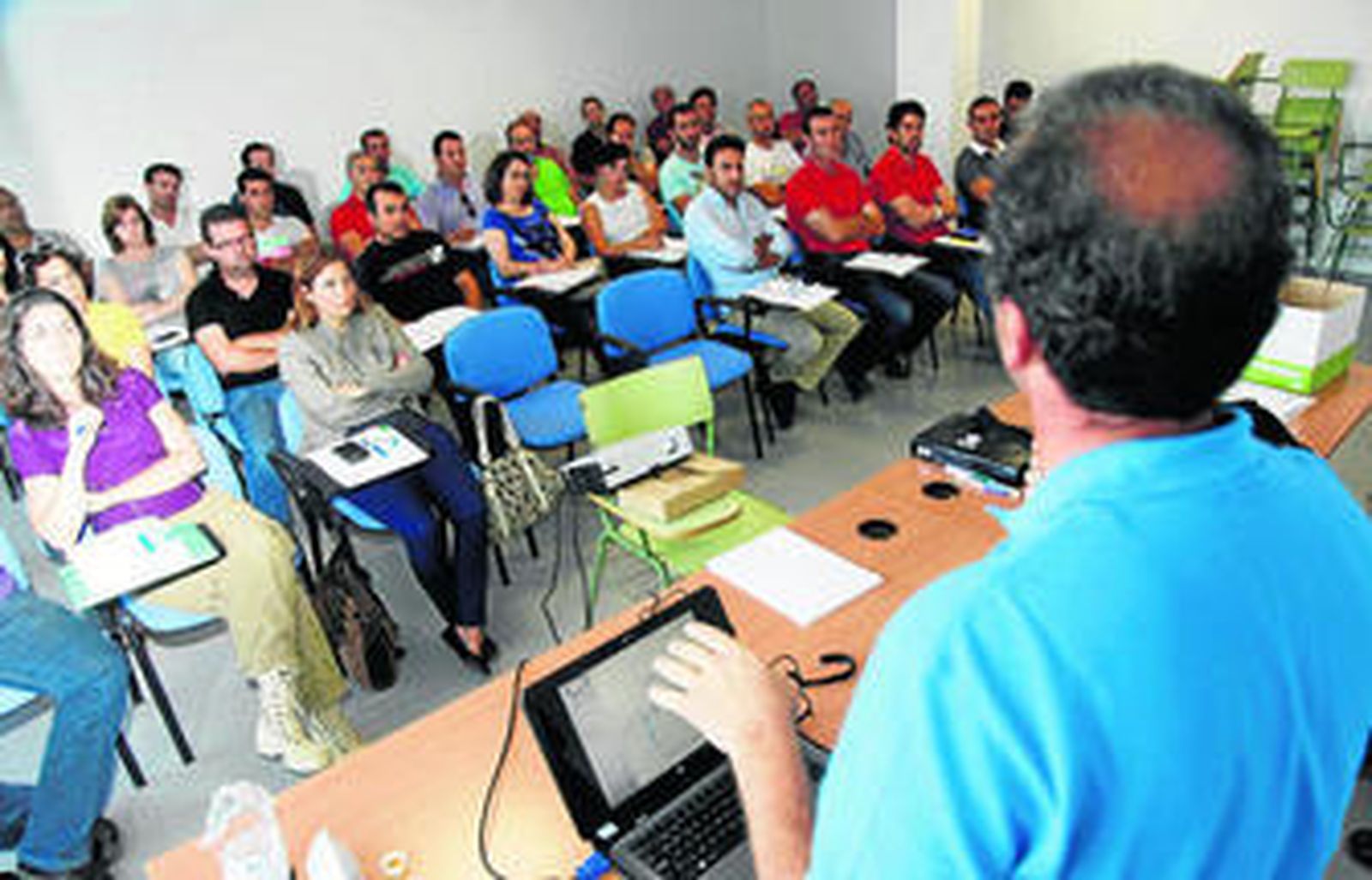 Los participantes en el curso atienden las explicaciones de los ponentes en una de las intervenciones que se desarrolló ayer.