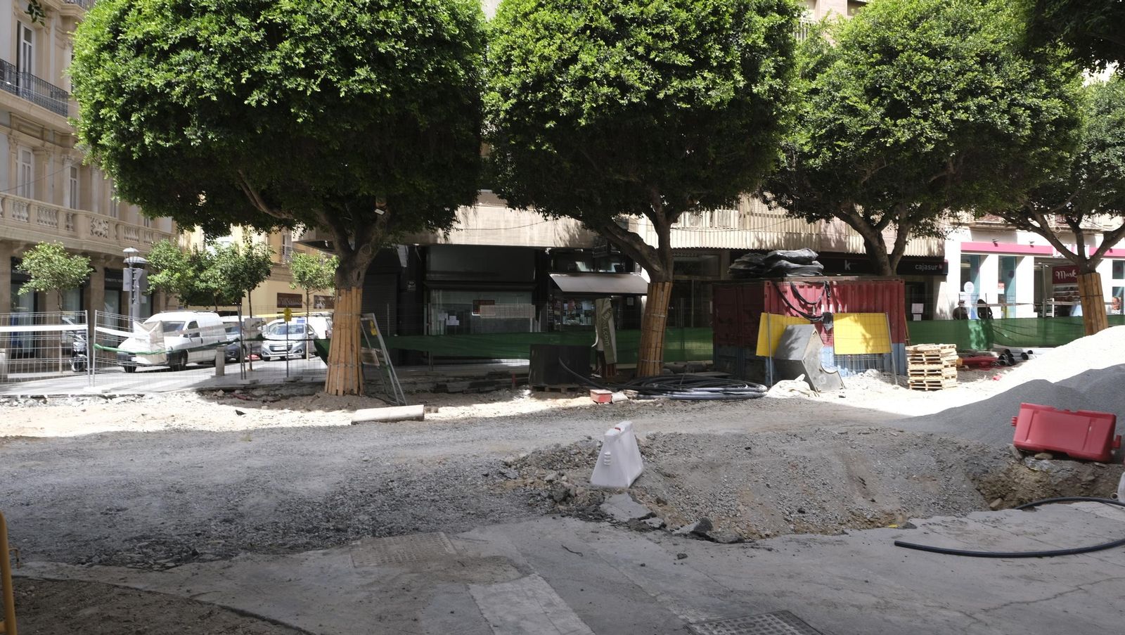 Las obras de peatonalización del Paseo de Almería entran en el turno de noche, en imágenes