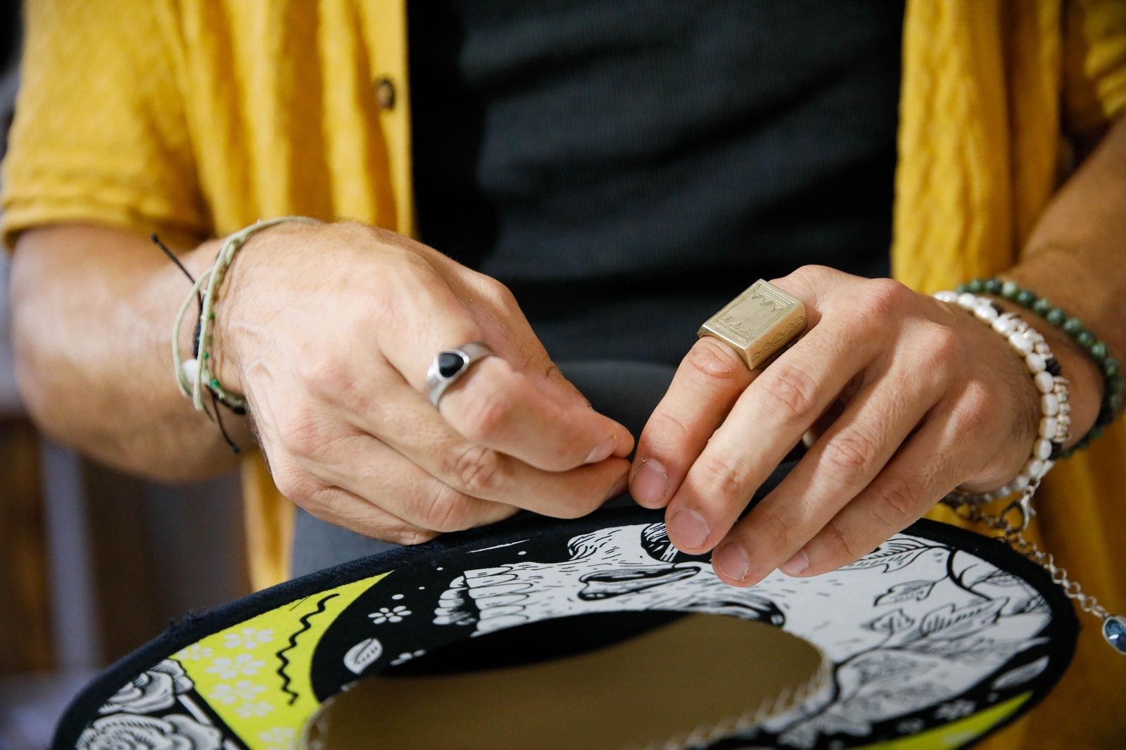 Imágenes del proceso creativo en sombreros de Alejandro Mateo