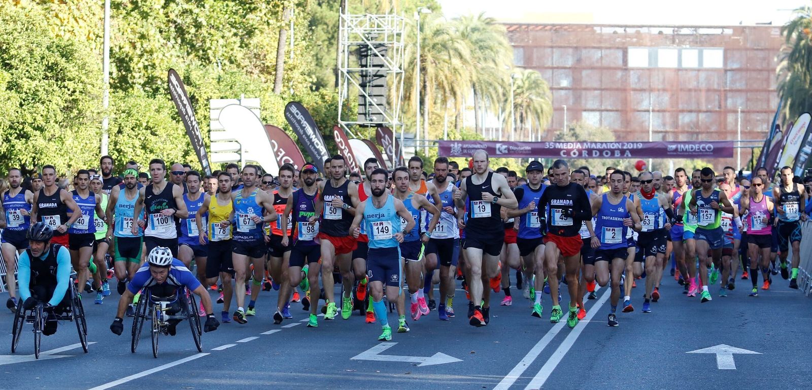 Los atletas toman la salida en la Media Maratón de Córdoba de 2019, la última prepandemia.