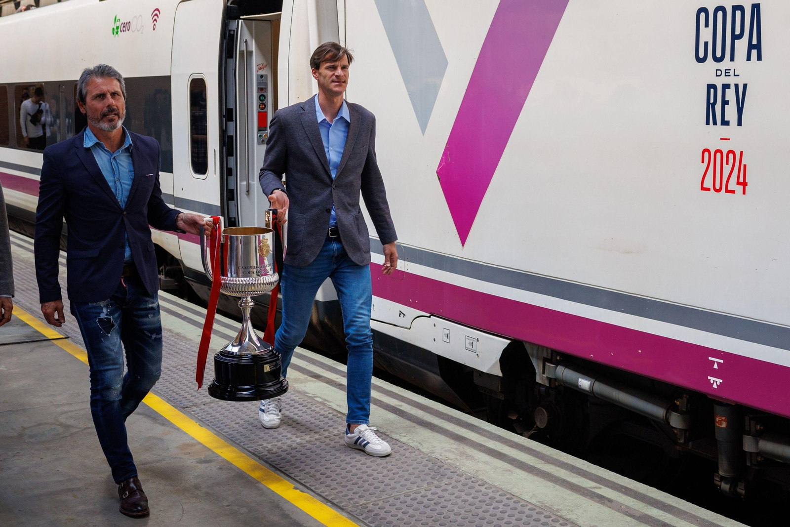 Las fotos de la llegada de la Copa a Sevilla