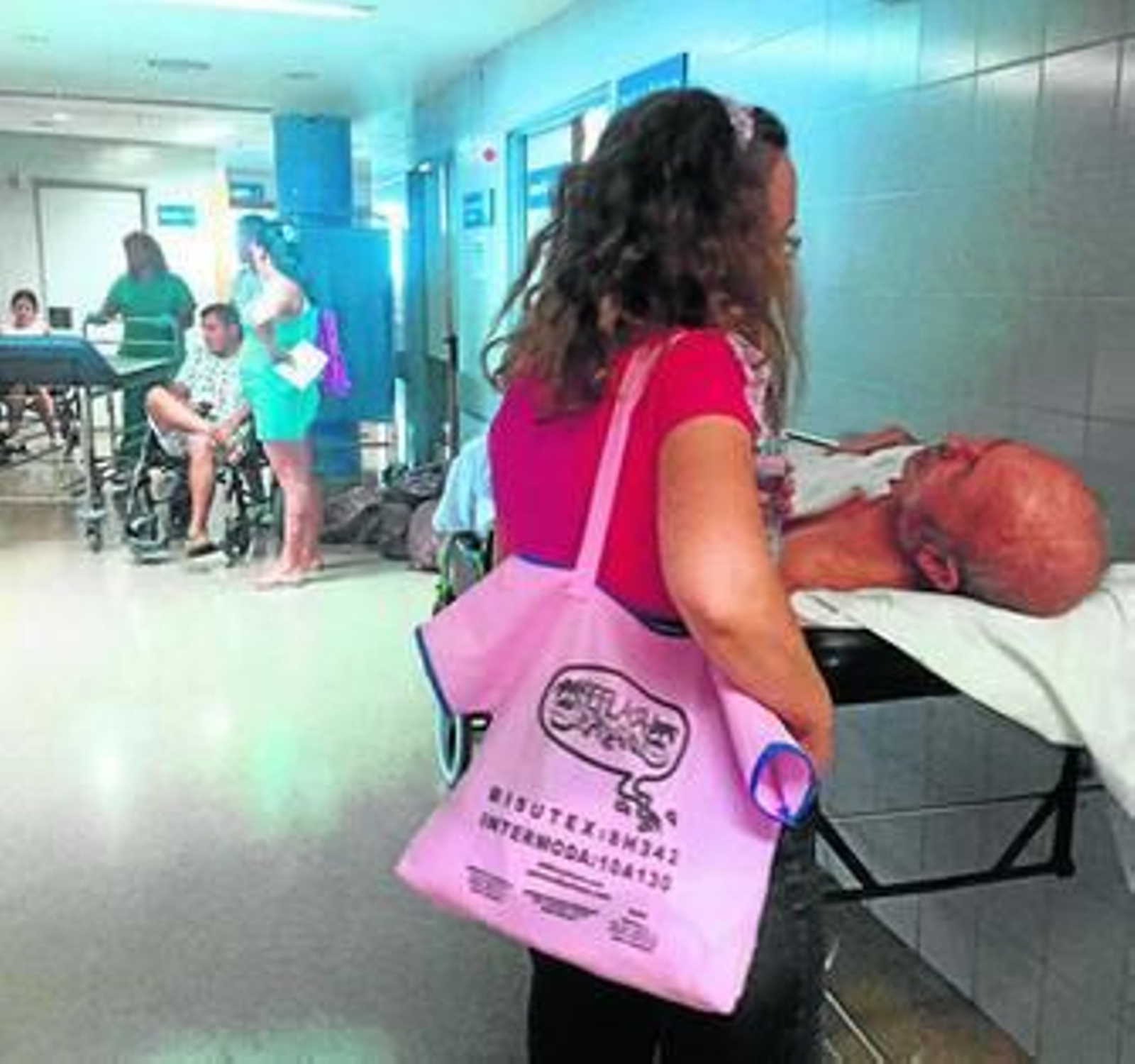 Un familiar y un paciente en un pasillo del Virgen del Rocío, en imagen captada a finales de julio.