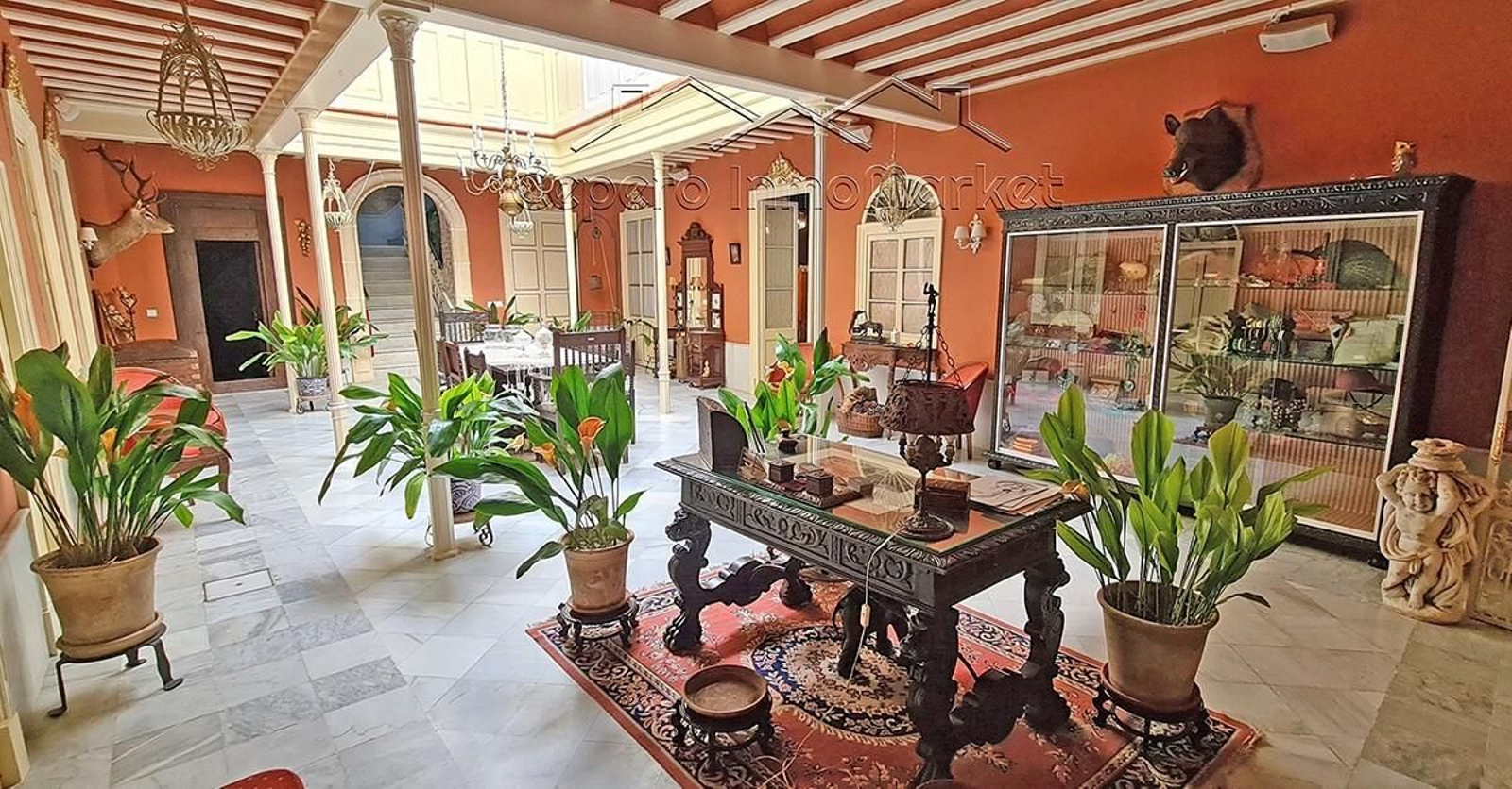 Imagen de una de las estancias de la casa palacio en venta.