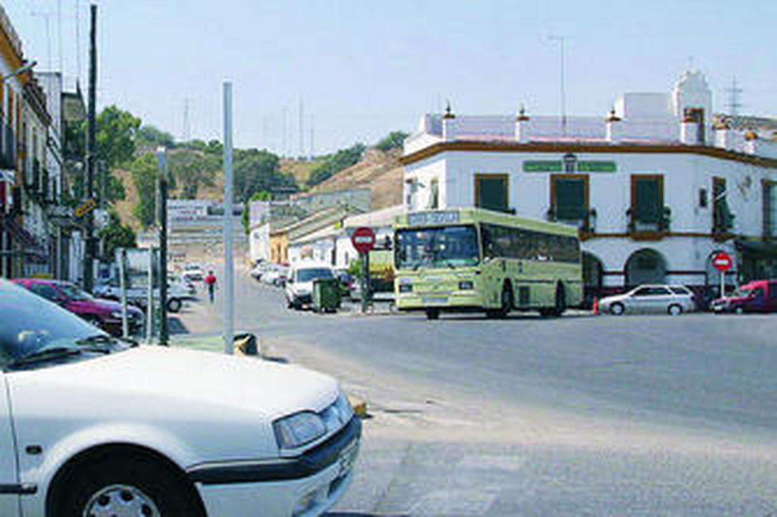 Un autobús en la barriada de La Pañoleta, por cuya avenida principal transcurre uno de los ramales.