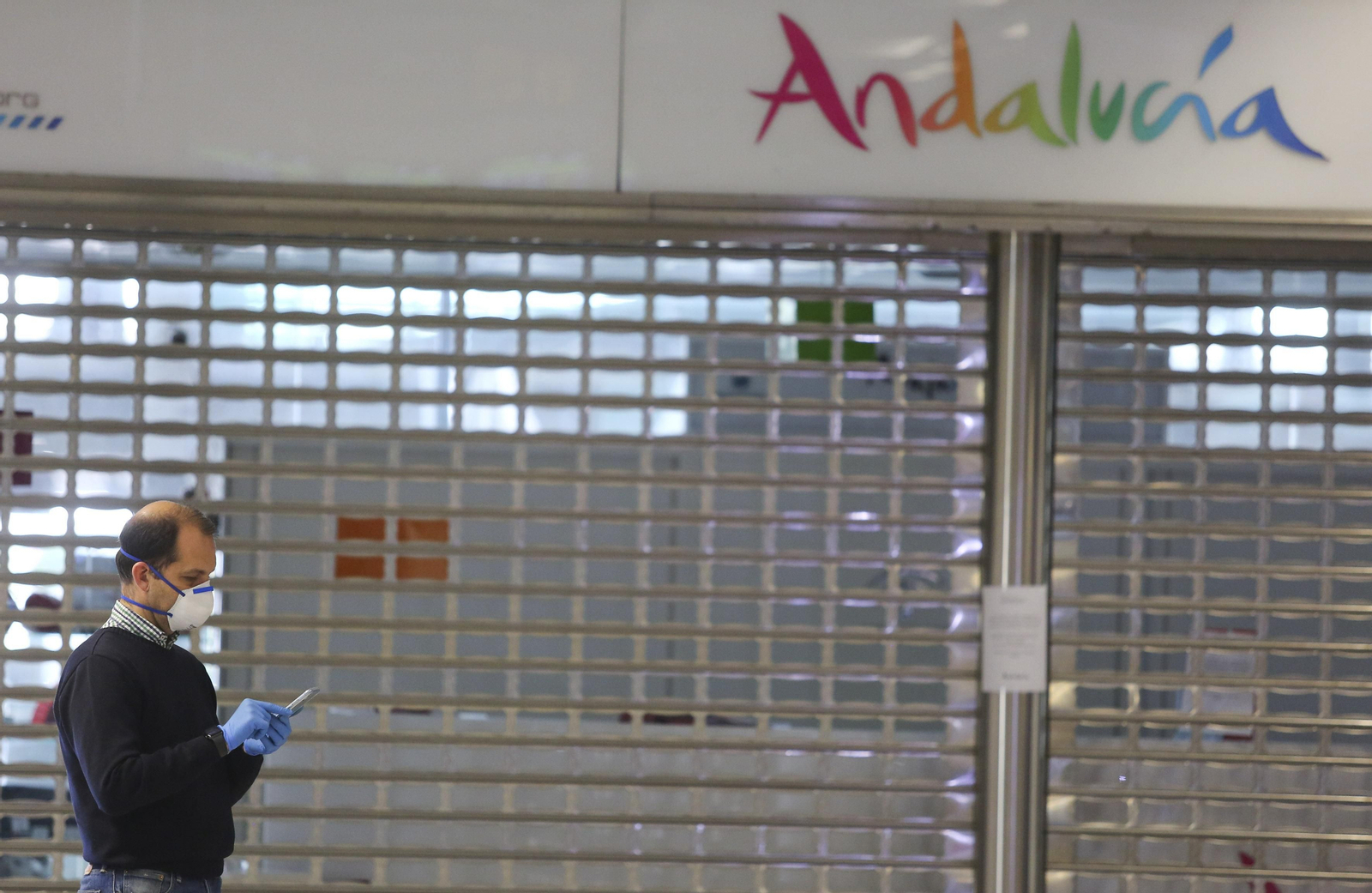 La cuarentena del coronavirus no frena el tráfico de pasajeros en el aeropuerto de Málaga, en fotos