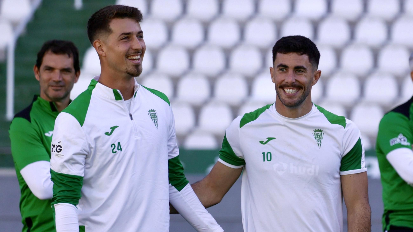Pedro Ortiz y Jacobo bromean en el último entrenamiento del Córdoba CF antes de viajar a Albacete.