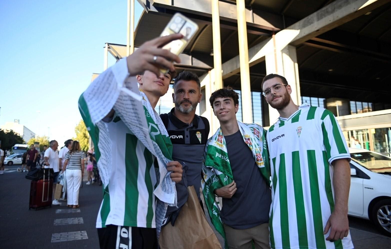 Las mejores fotos del recibimiento al Córdoba CF tras su partido en Barcelona