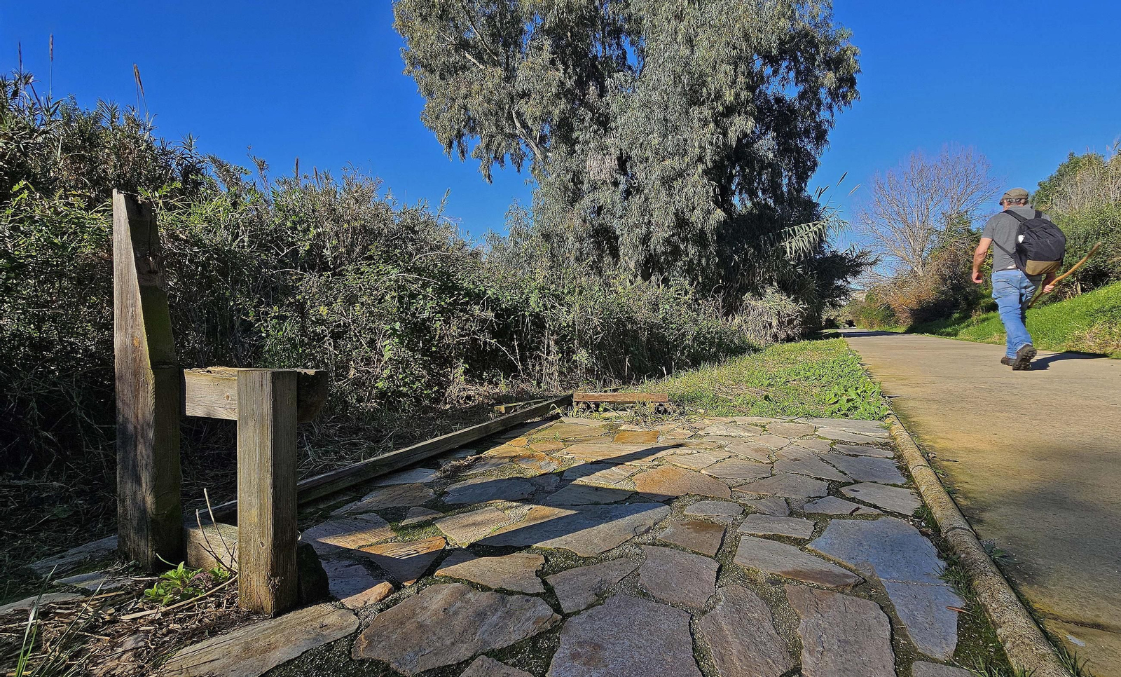 Fotos de los desperfectos en el sendero del parque fluvial del río Pícaro en Algeciras