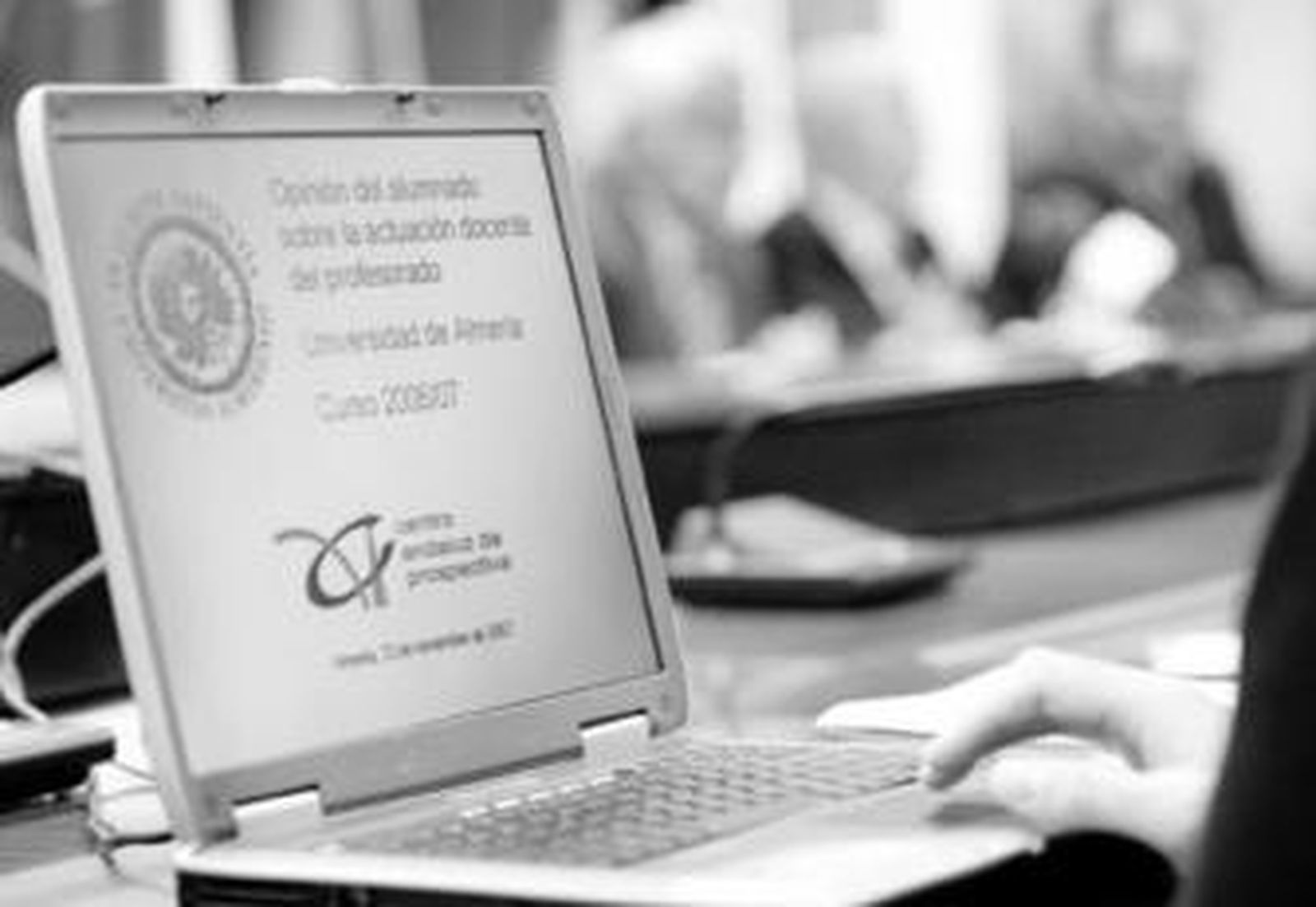 La informática va haciéndose poco a poco un hueco en el sistema administrativo universitario.