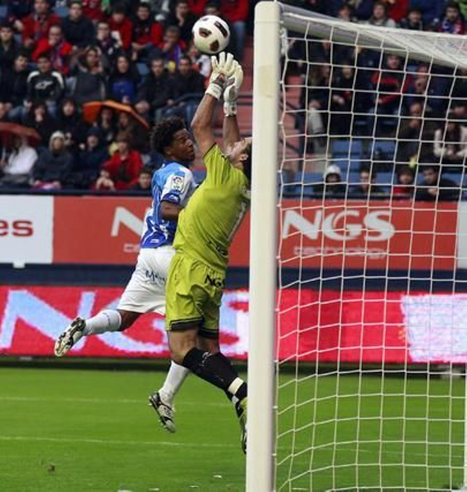 El Málaga pierde 2-0 en su visita al Reyno de Navarra. / Punto Press