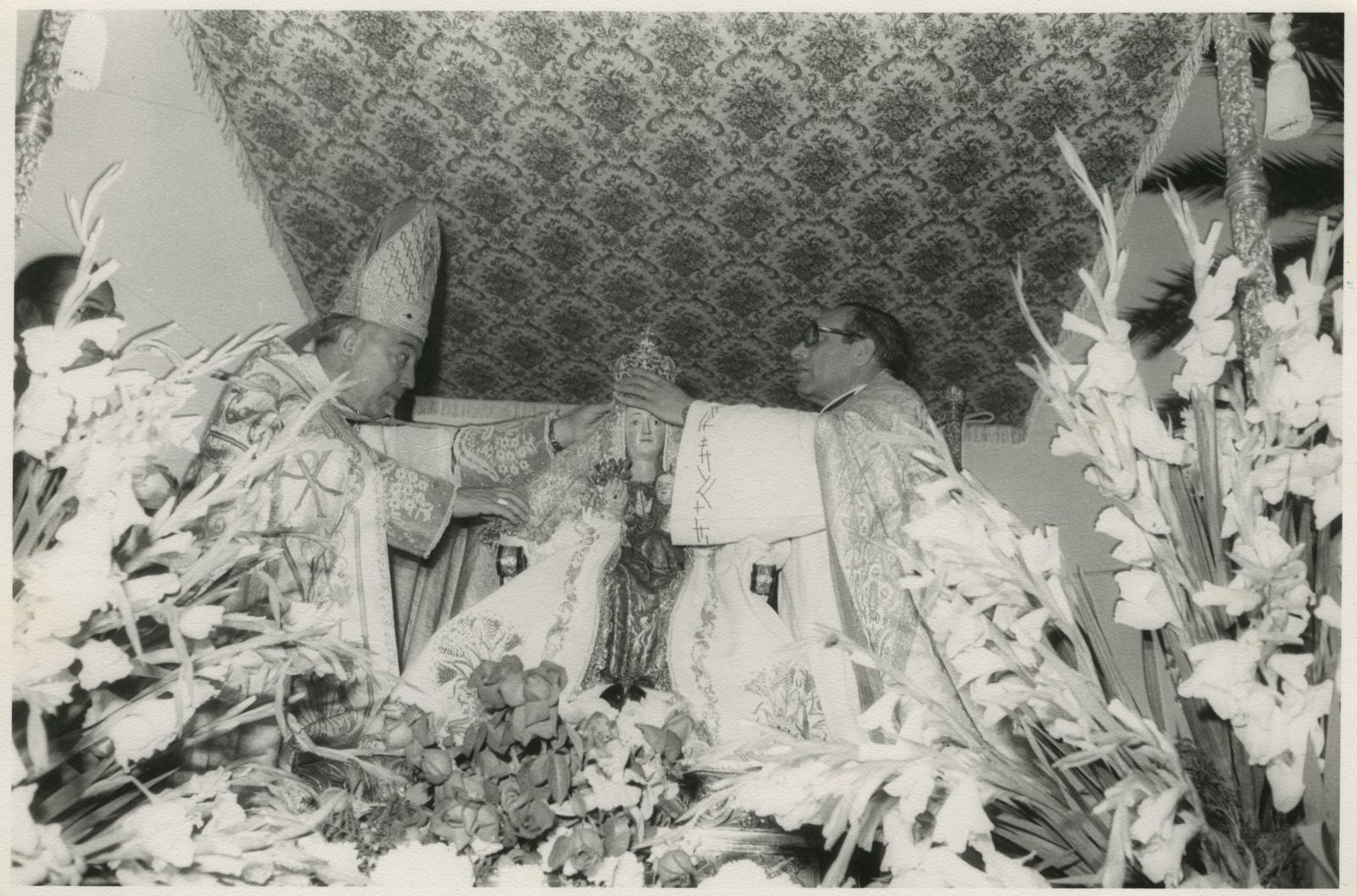 Momento de la coronación de la Virgen de Valme