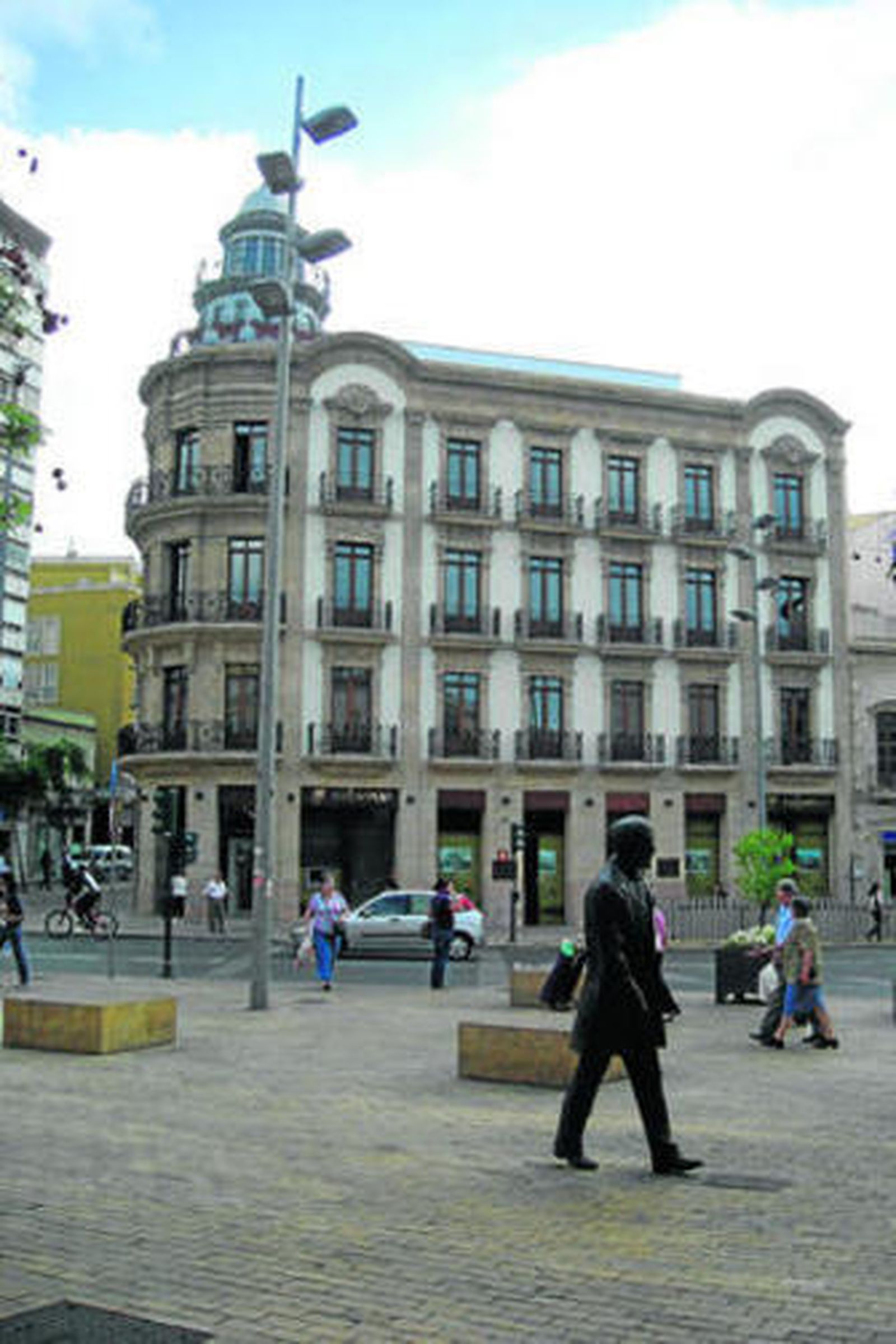 El edificio ha recuperado su esplendor en la Puerta Purchena.