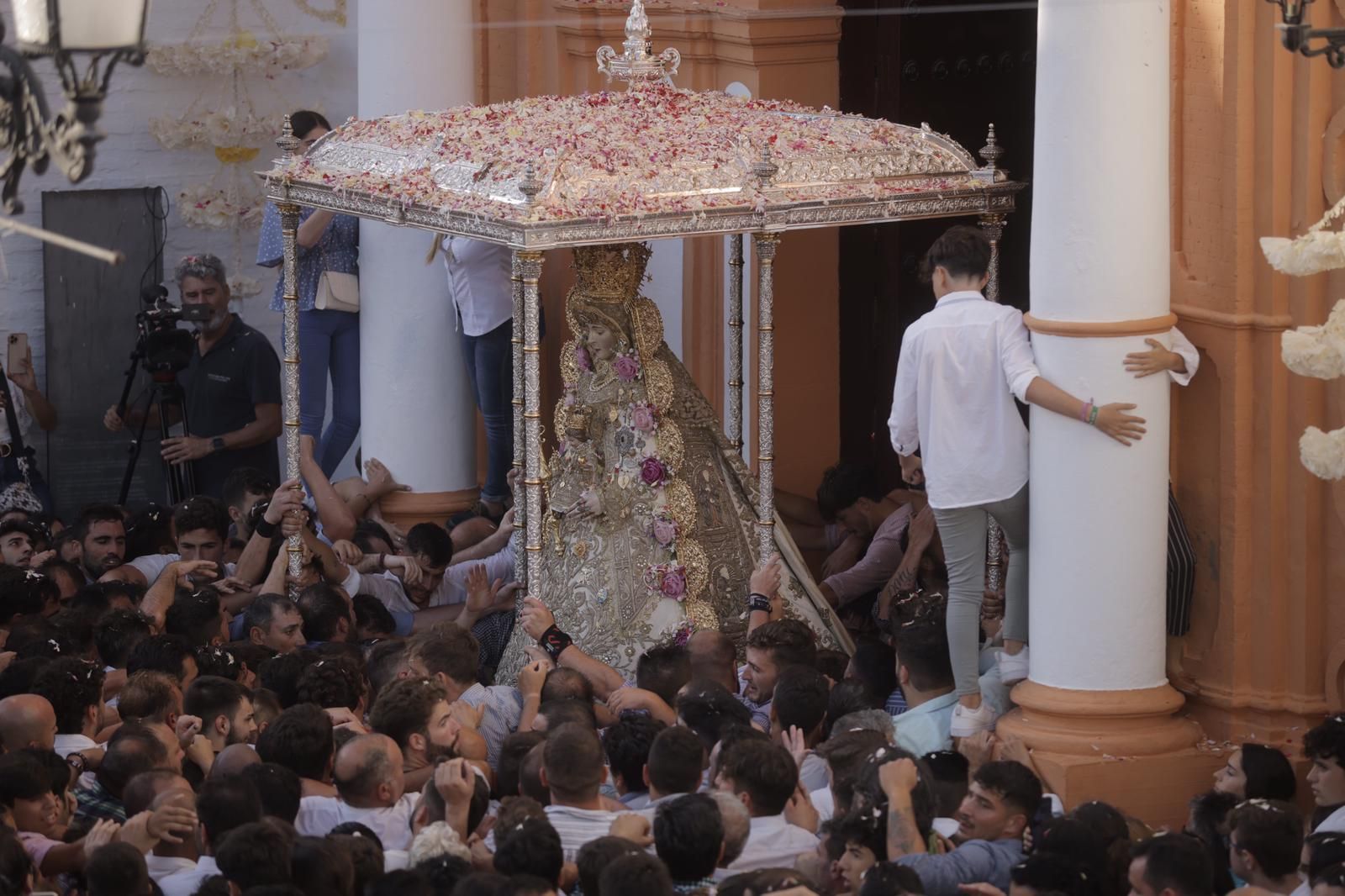 La Virgen del Rocío regresa a la iglesia tras 13 horas de procesión, en imágenes
