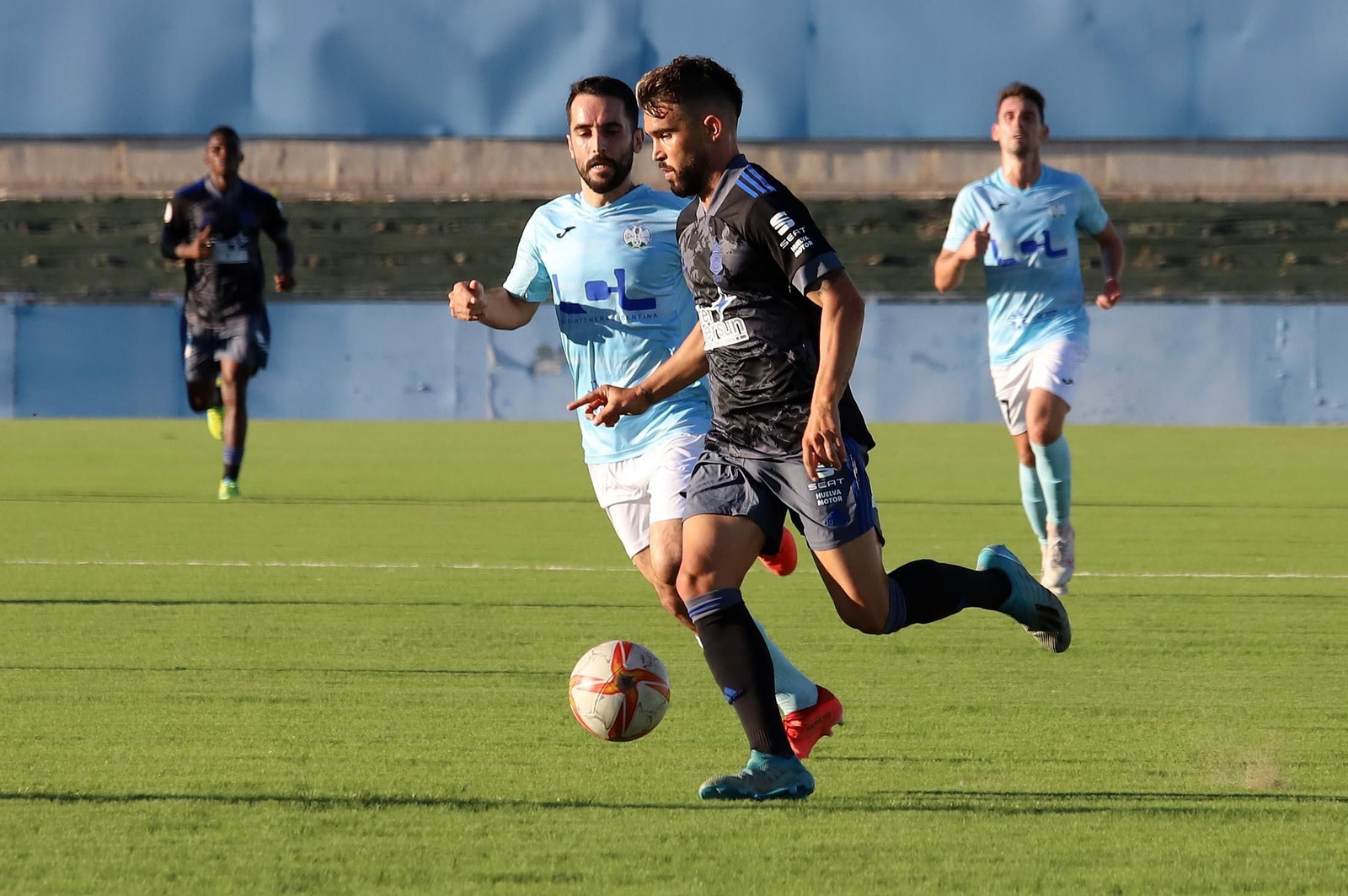 El futbolista del Decano Adriá Arjona durante el encuentro ante el Ciudad de Lucena