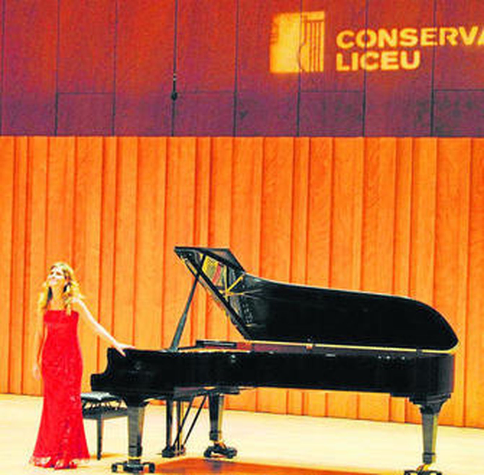 María Manzano recibe los aplausos del público durante una de sus actuaciones en el Conservatorio del Liceo.