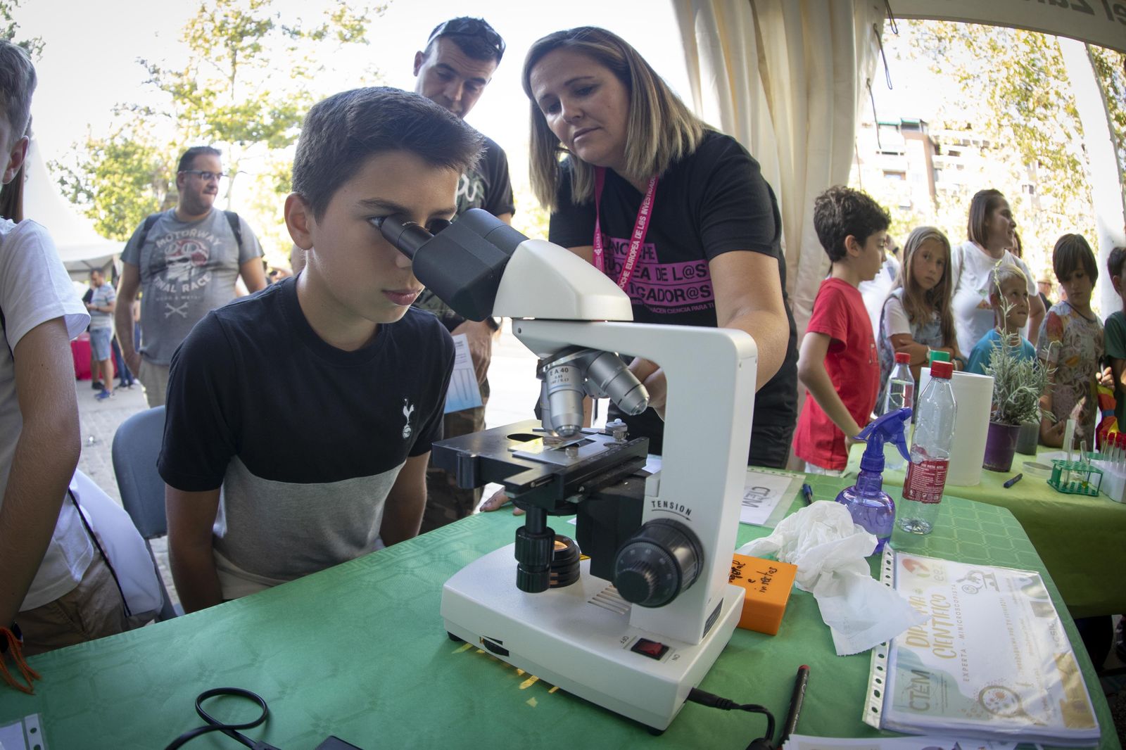 Así ha sido la Noche de los investigadores en Granada
