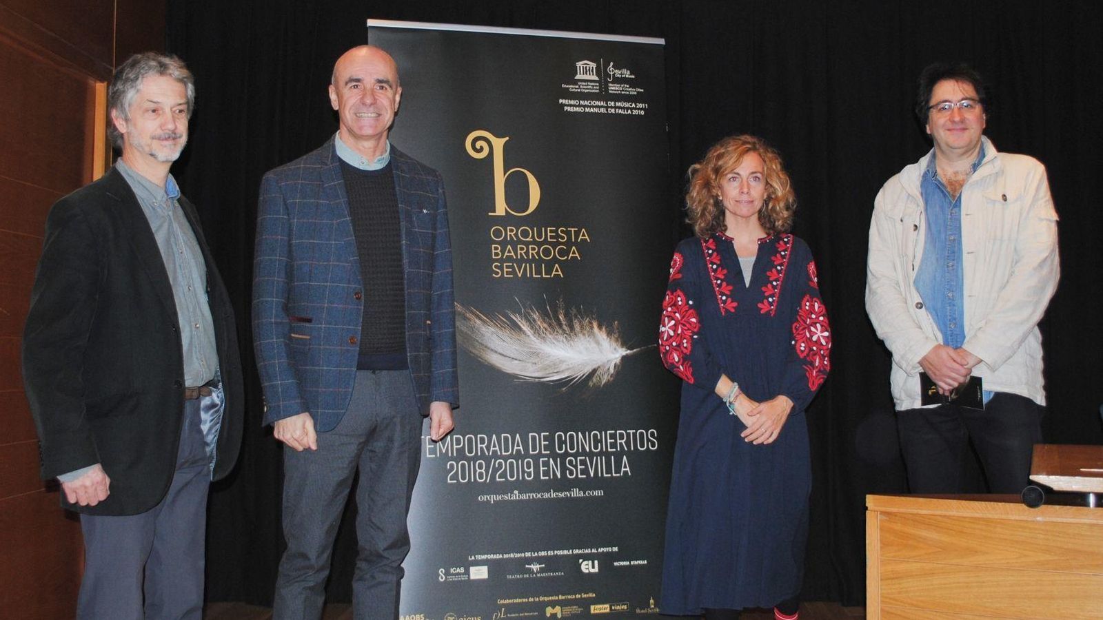 Ventura Rico, Antonio Muñoz, Isabel Ojeda y Pedro Gandía junto al cartel de la temporada.