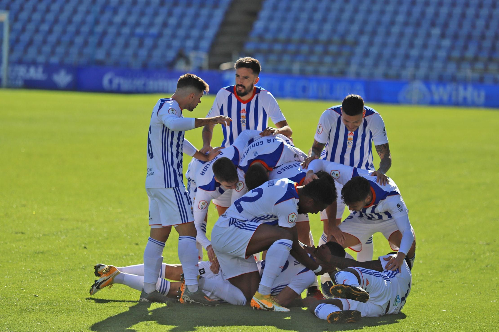 Los jugadores del Recreativo celebran uno de sus seis tantos en el choque ante el Marino.