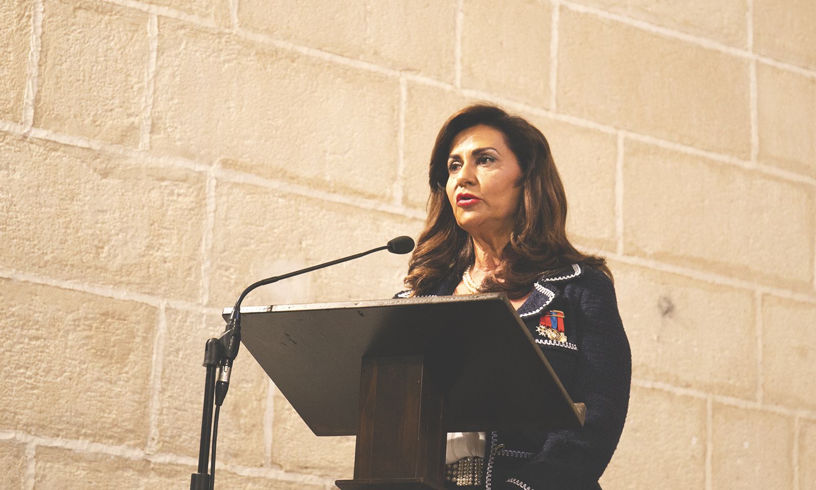 Un momento del discurso de Ana María Orellana Cano, en los Claustros.