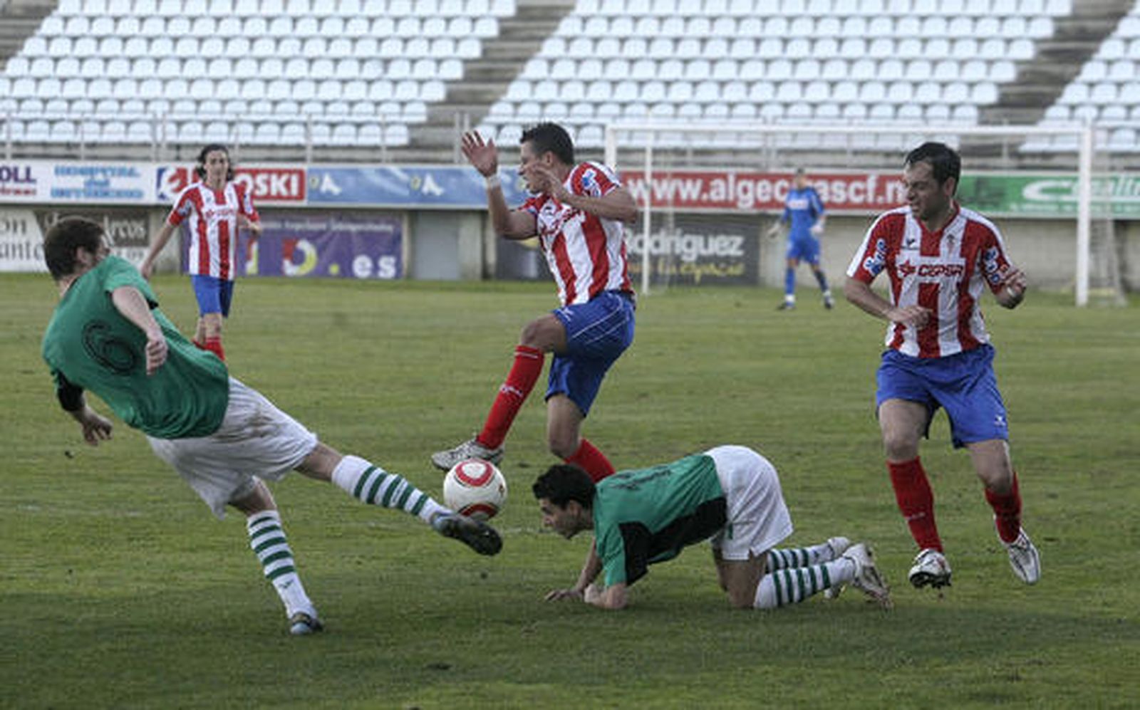 El Algeciras, que sólo logró empatar ante el Puerto Real en un ambiente enrarecido, continúa cuarto en la clasificación./Fotos:Erasmo Fenoy 

Foto: Erasmo Fenoy
