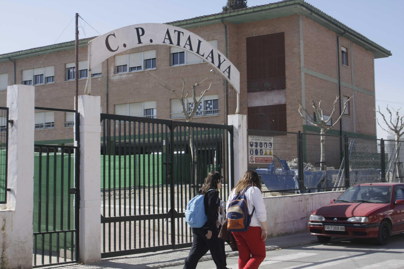 Imagen de archivo de la entrada al colegio Atalaya de Atarfe.