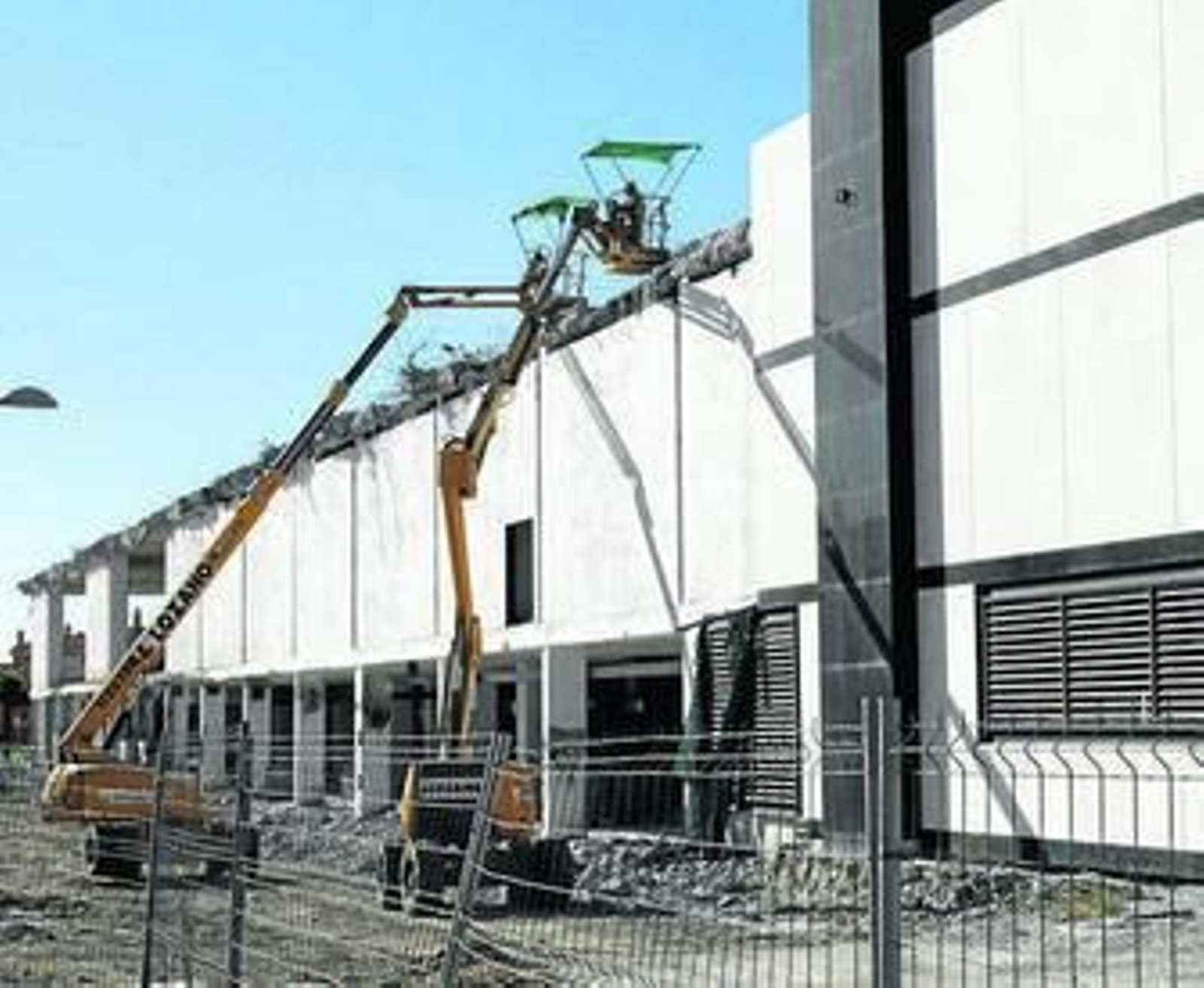 Imagen del derribo parcial del Centro Comercial Nevada de Armilla.