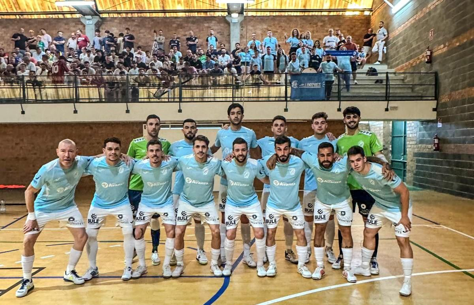 El conjunto celeste posa con su afición de fondo antes del partido.