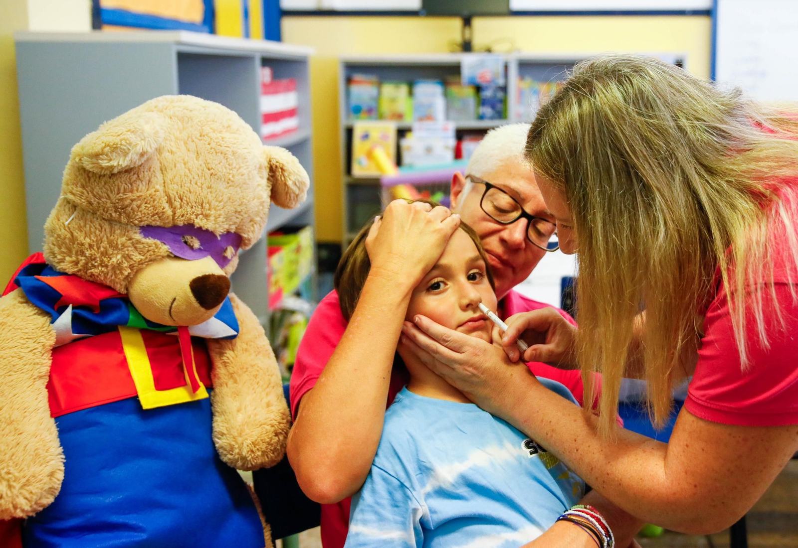 Un menor se vacuna contra la gripe en la jornada de vacunación que ha tenido lugar en el CEIP Adela Díaz de Almería Un menor se vacuna contra la gripe en la jornada de vacunación que ha tenido lugar en el CEIP Adela Díaz de Almería