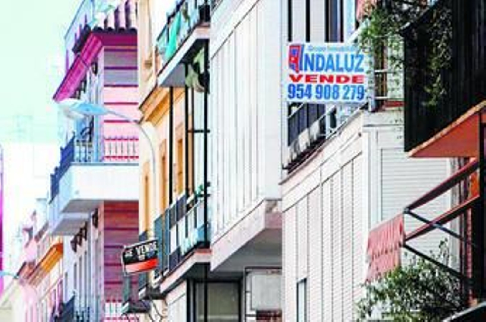 Una imagen de pisos, algunos de ellos en venta, en el centro de la ciudad de Sevilla, afectada por la subida excepcional del IBI decretada por Rajoy para 2012 y 2013.