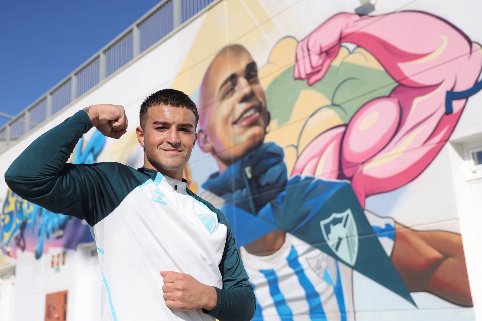 Adri López posa para Málaga Hoy en el mural de Pablo Ráez en La Academia.