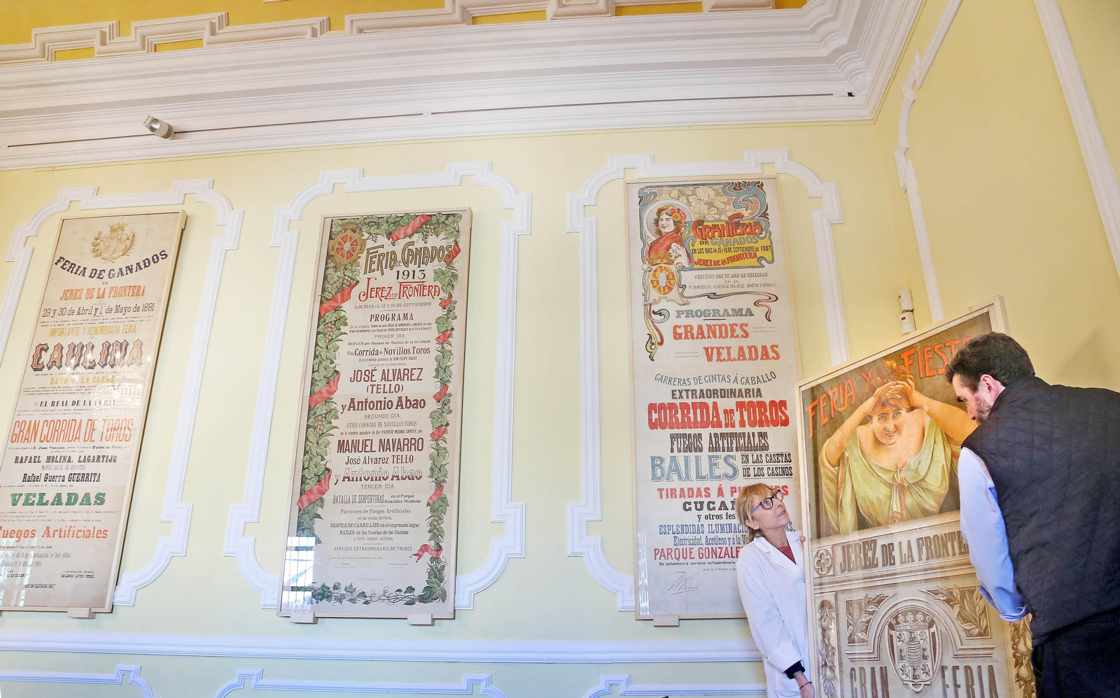 Carmen Martín y Fernando Núñez, durante el montaje de la exposición.
