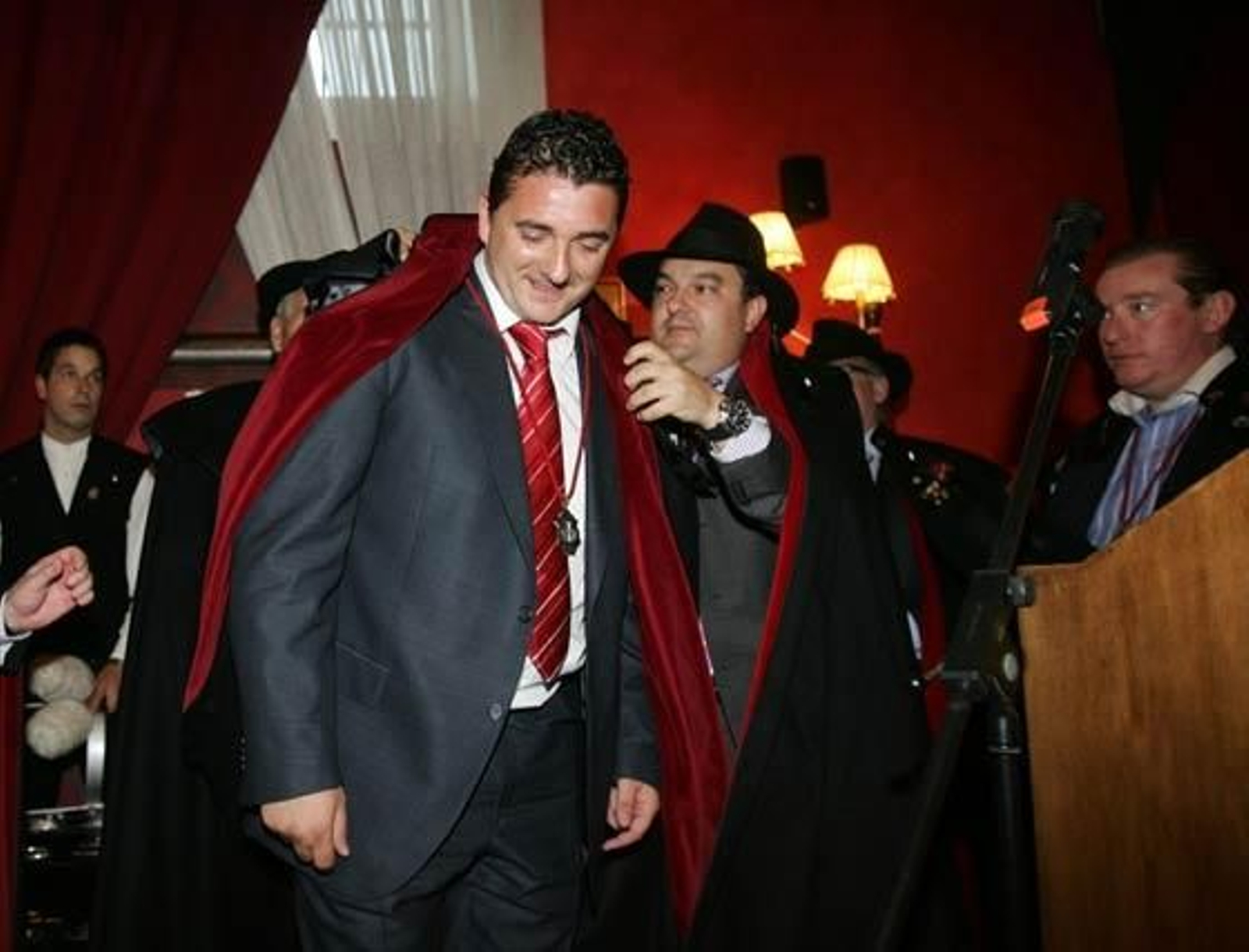 El Hotel Los Jándalos acoge la ceremonía de investidura de Emilio Viquiera, director deportivo del Xerez, como nuevo cofrade honorífico de la Cofradía del Botillo

Foto: Pascual