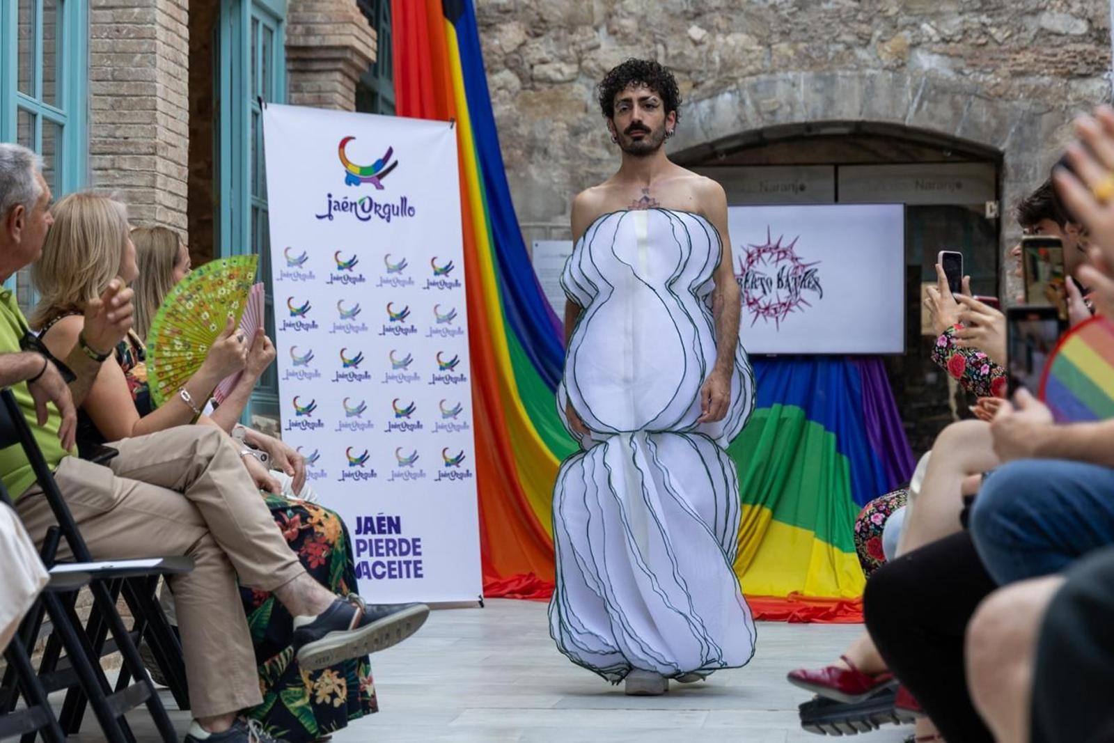 Alberto Batres, el diseñador jiennense presenta sus creaciones en el evento en el que se aborda cómo performar el género a través de la moda