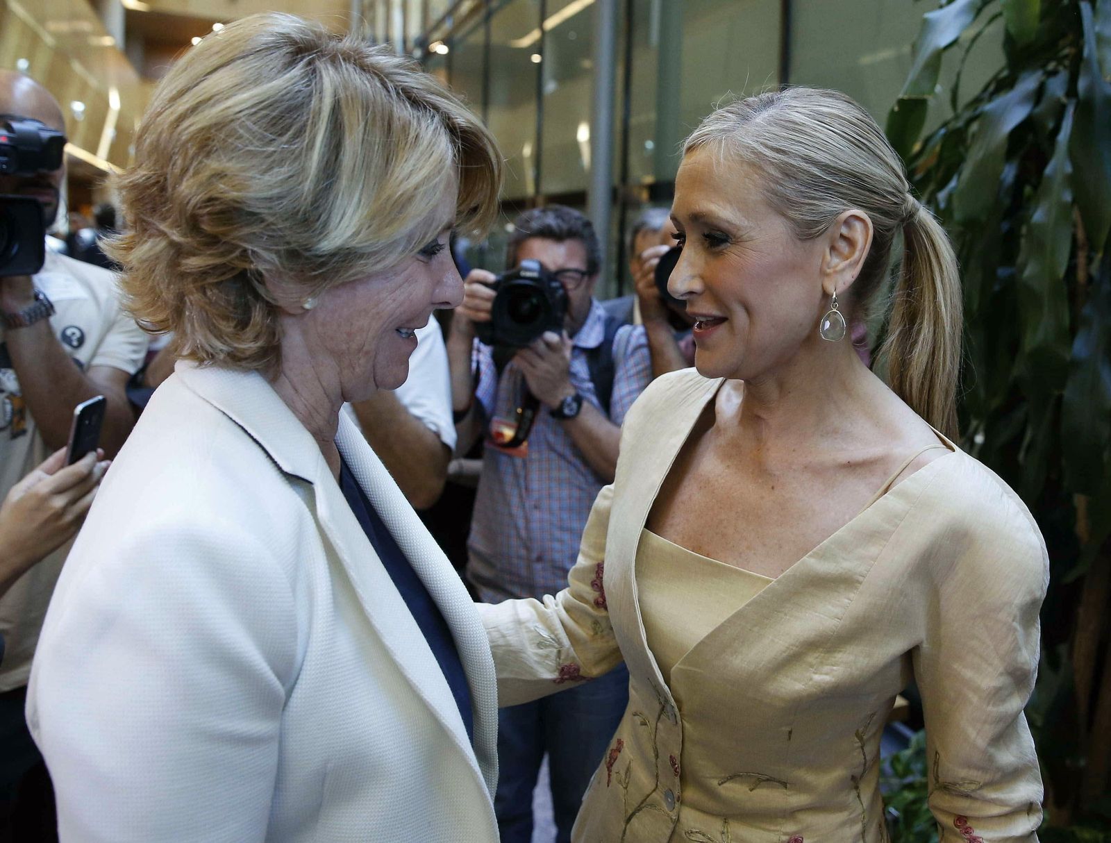 Esperanza Aguirre y Cristina Cifuentes, en un acto en 2015.