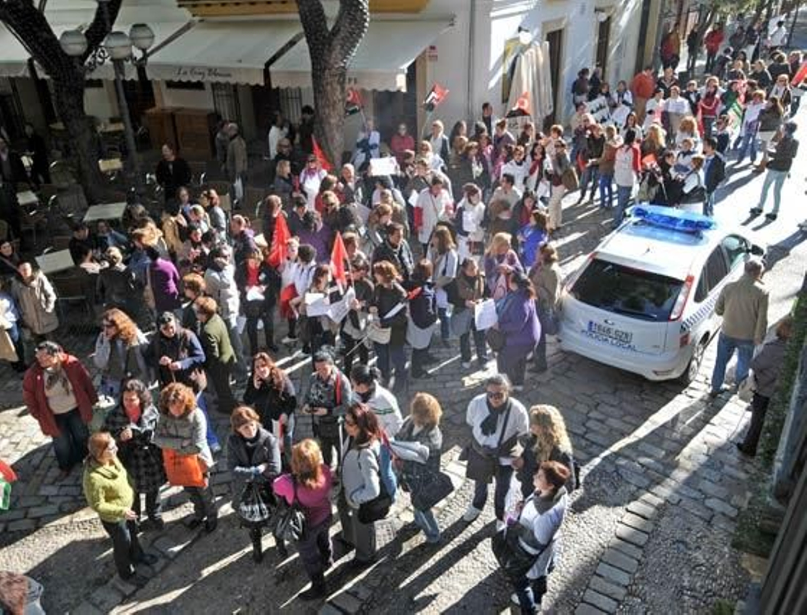 La Policía Local frena el intento de las trabajadoras de Acasa y Limasa de tomar el Consistorio si bien lograron ocupar la sede del grupo municipal del PSOE más tarde

Foto: Manuel Aranda